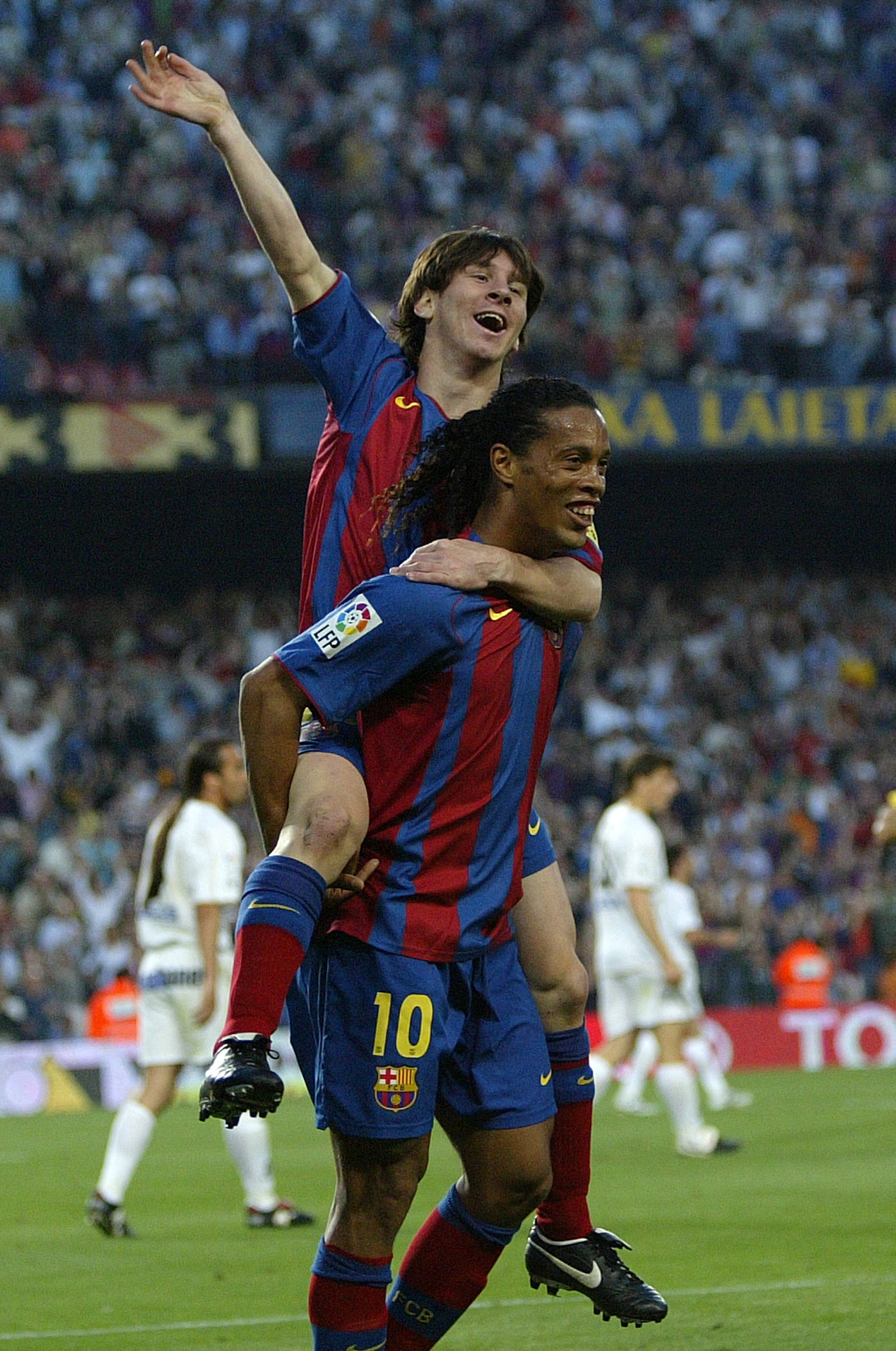 Messi és Ronaldinho 2005-ben azt ünneplik, hogy az előbbi az utóbbi gólpasszából megszerezte élete első gólját a spanyol bajnokságban