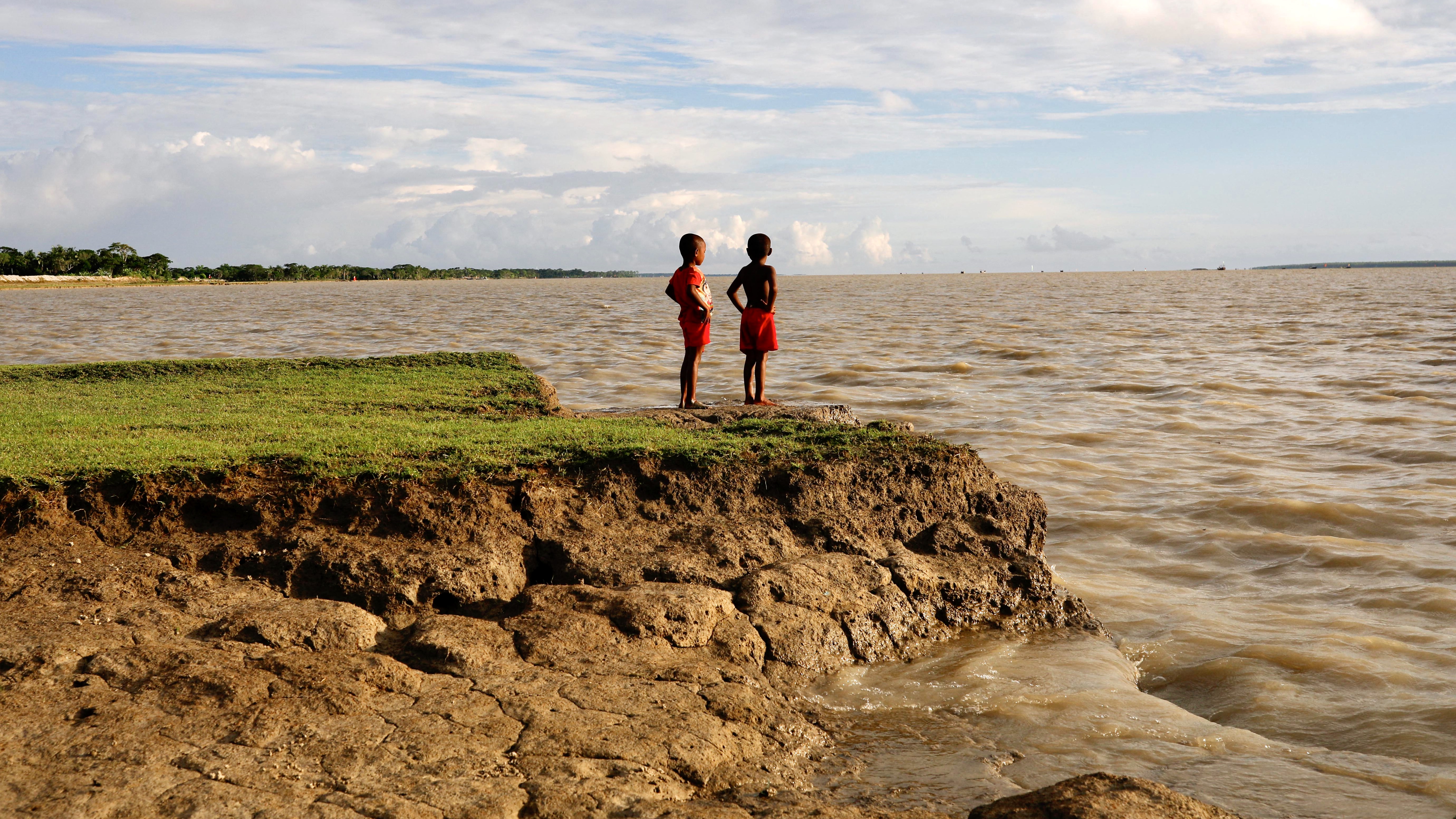 A bangladesi partvidék a klímaváltozás frontvonalában húzódik: extrém viharok, áradások, szennyezés, valamint a tengerszint-emelkedés is fenyegeti az itt élők nyugalmát.