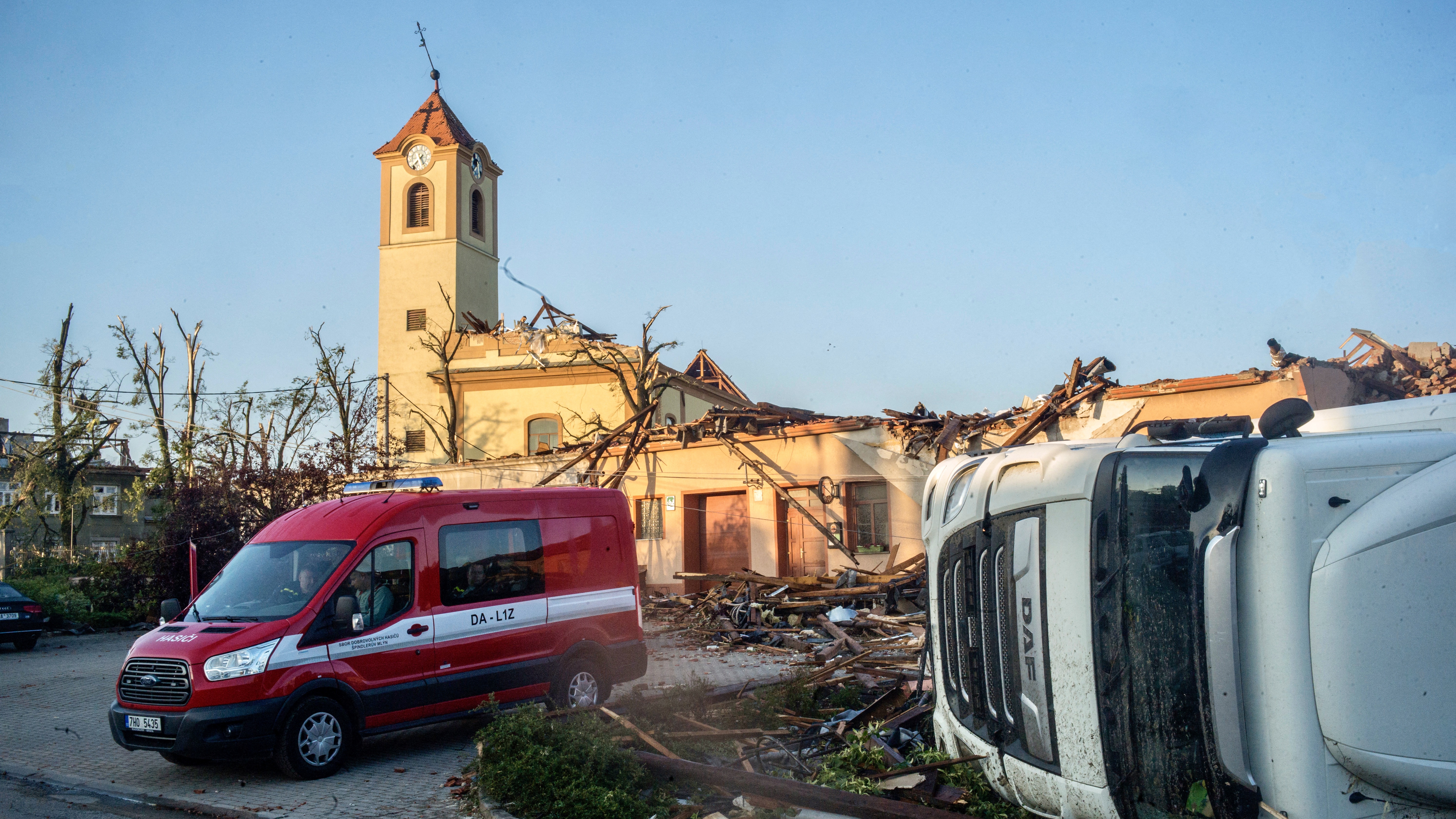 2021 júniusában tornádó pusztított Csehországban, holott az időpont és a helyszín alapján ez nem volt indokolt. A jövőben megszaporodhatnak az ehhez hasonló szélsőséges időjárási jelenségek.