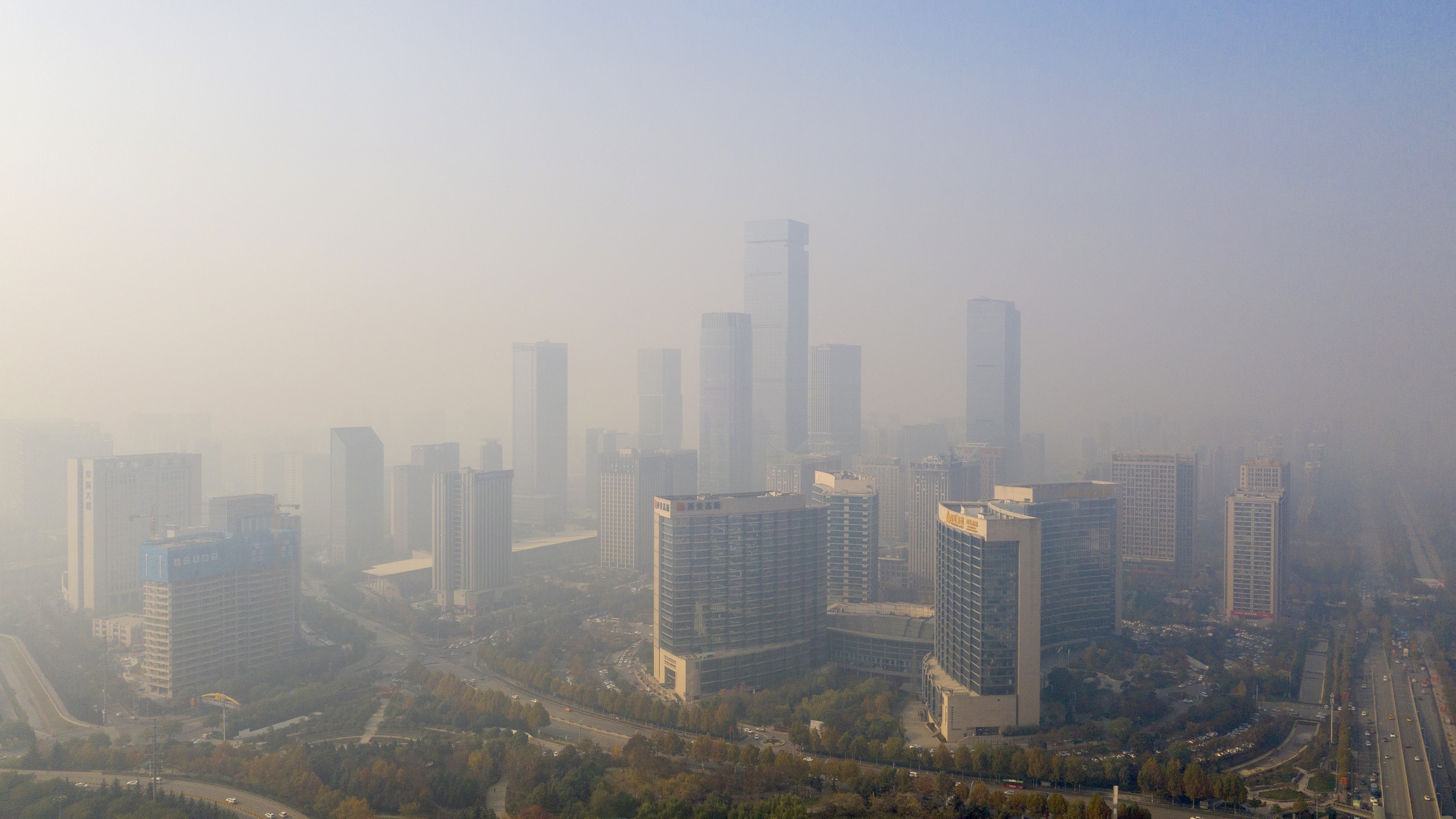 Iparosodás és klímaváltozás: a kínai Xi'an városának szmogba burkolózó felhőkarcolói.