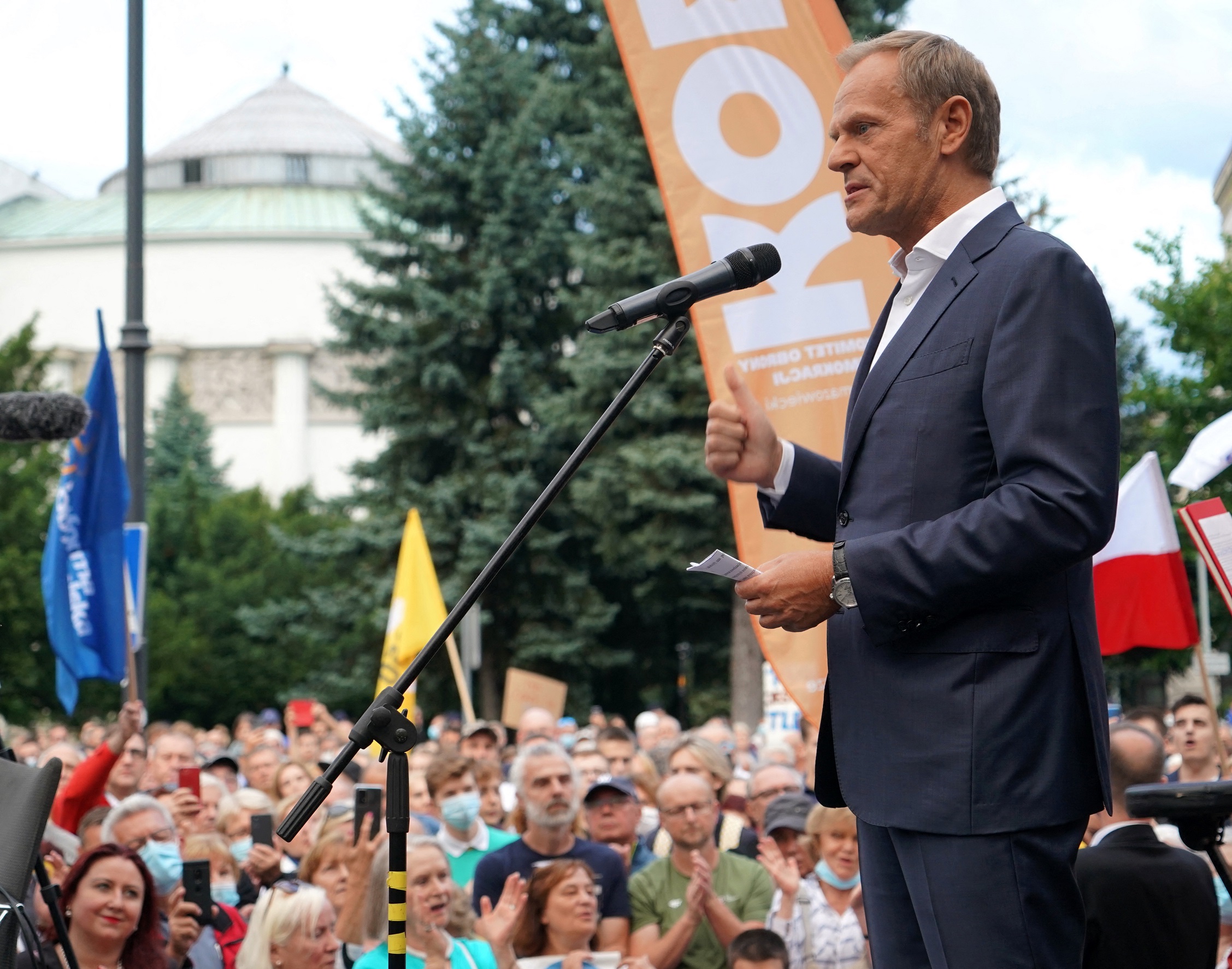 Donald Tusk beszédet mond augusztus 11-én, a Polgári Platform varsói tüntetésén.