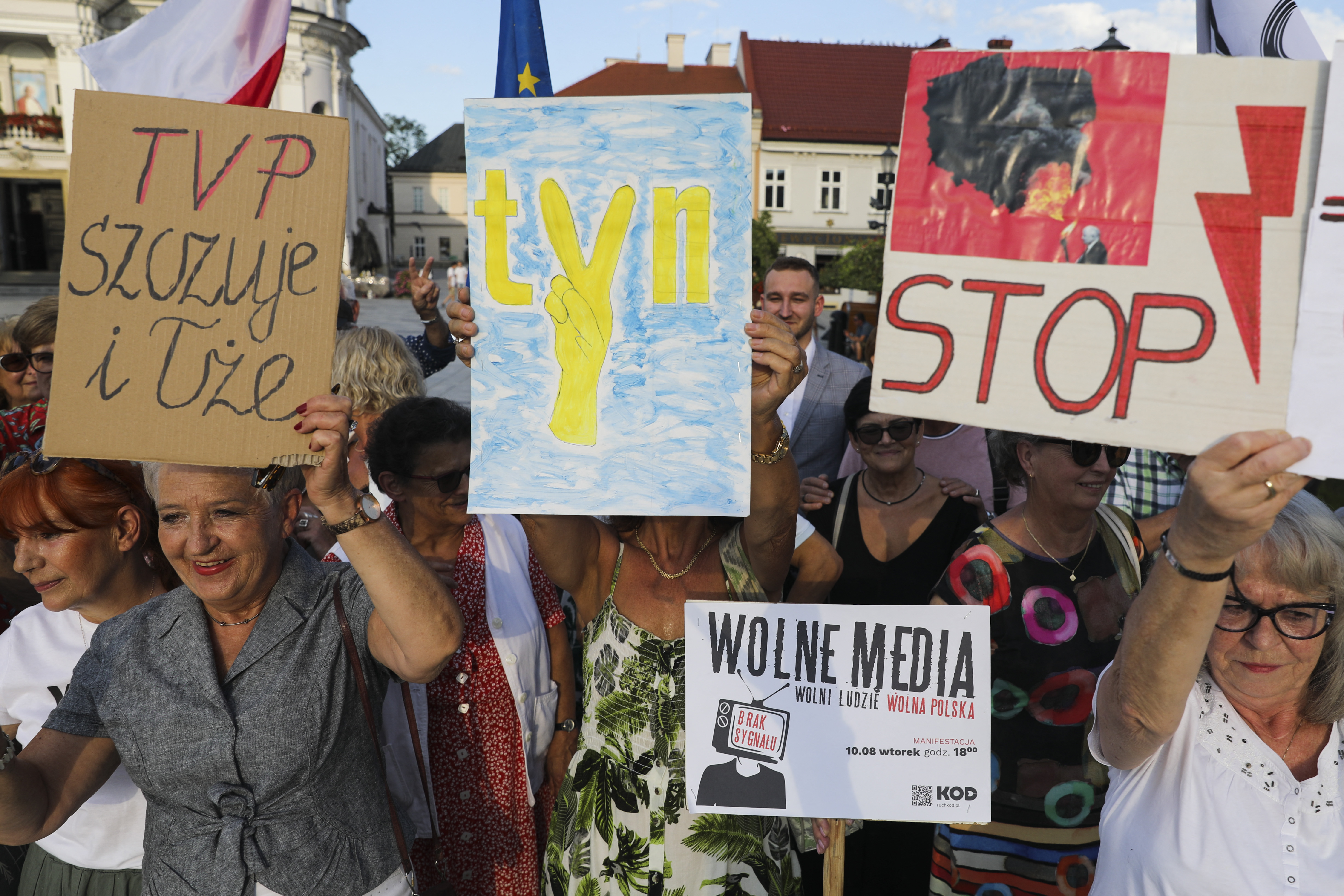 A médiatörvény elfogadása ellen tüntettek számos városban, köztük Wadowicében is.