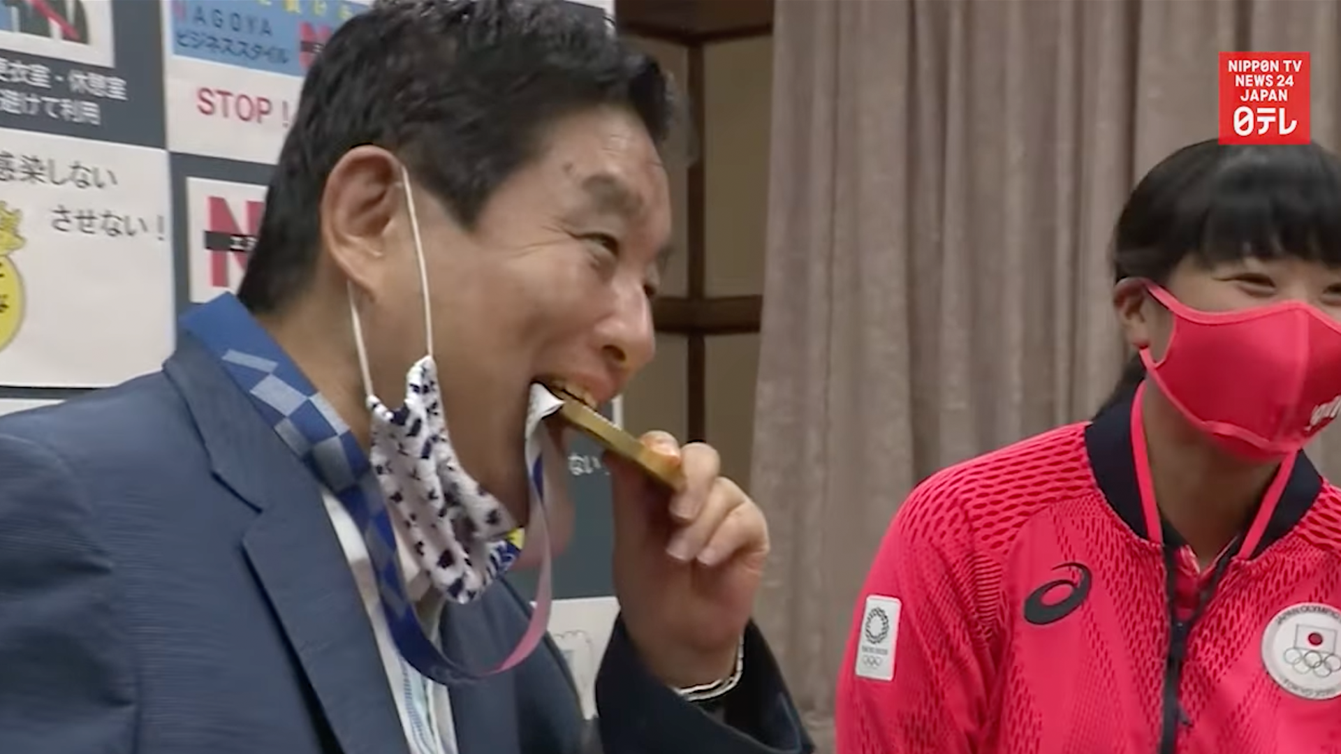 Új aranyérmet kellett adni a japán olimpiai bajnoknak, mert a polgármestere ráharapott az eredetire
