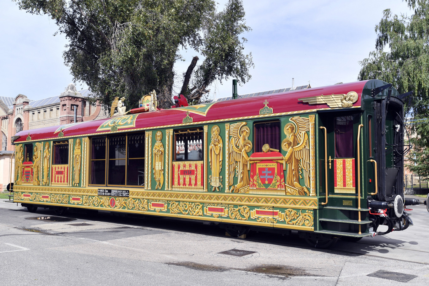 A NER-elit kivett belőle 10 milliárdot, majd összeomlott, hogy aztán az állam legalább 20 milliárdért mentse meg – mi az?