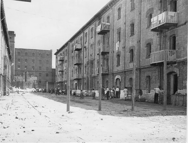 A San Sabba-Main menekülttábor udvara 1951-ben.