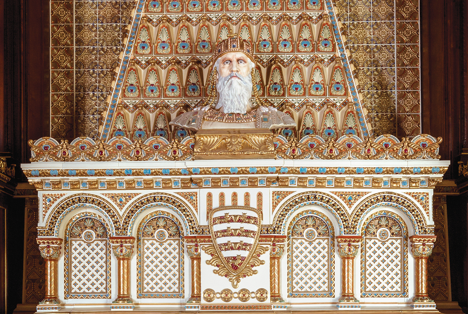 István király eredetileg Strobl Alajos által mintázott mellszobra (a büszt az általa díszített kandallóval együtt a Zsolnay-gyárban készült)