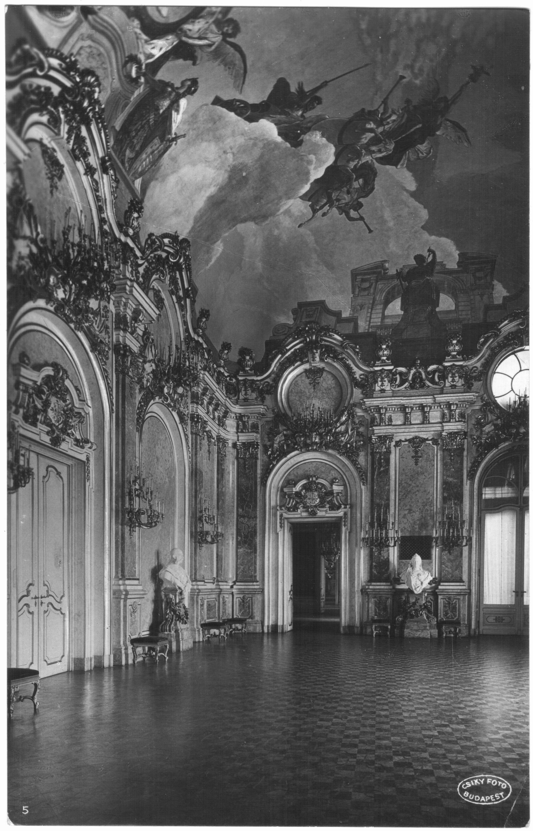 A Királyi Palota három történeti díszterme közül a legnagyobb, a Habsburg-terem, mennyezetén Lotz Károly „I. Ferenc József és Erzsébet királyné apoteózisa” című festményével