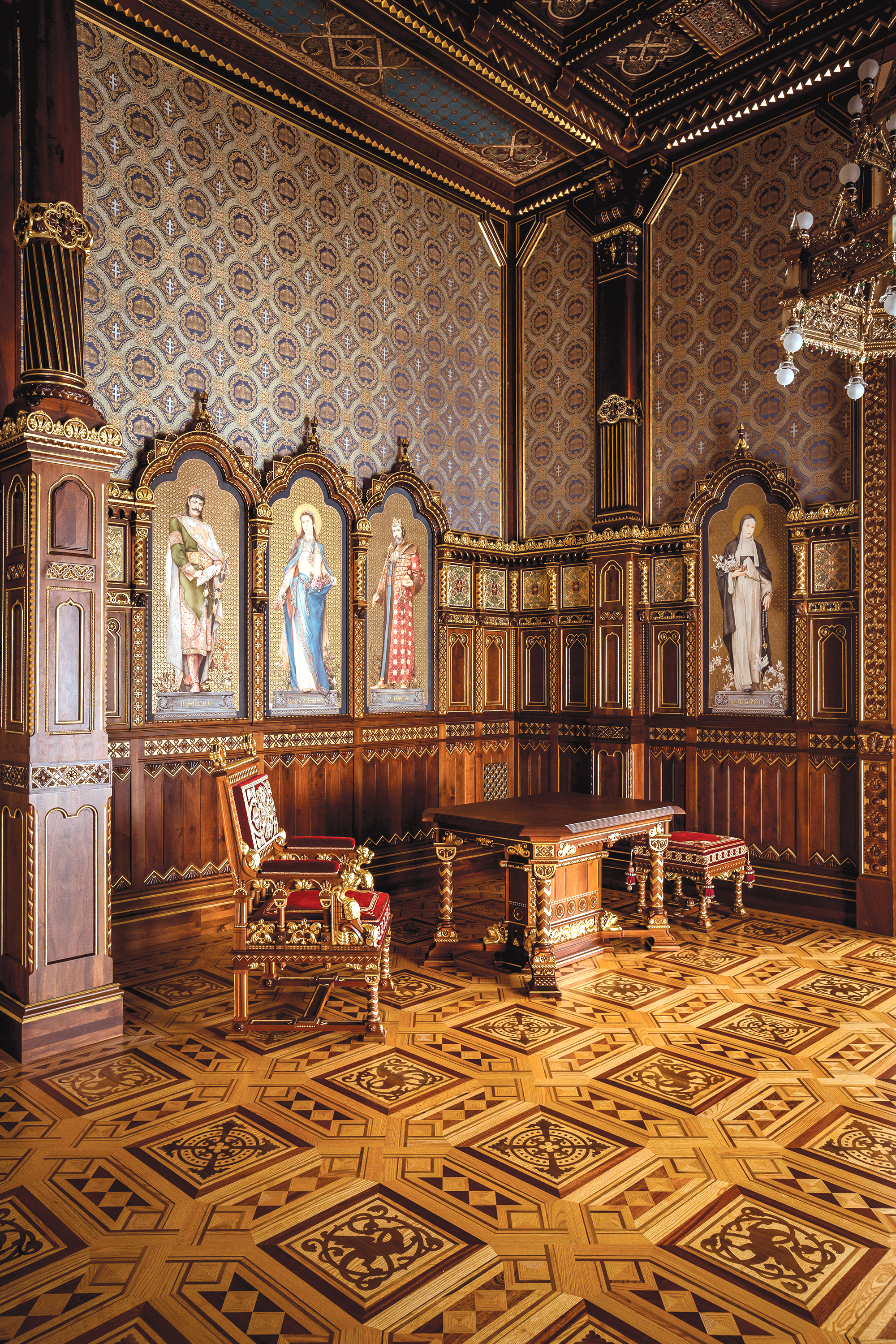 A terem északkeleti része két Árpád-házi király (II. Endre, IV. Béla) és lányaik (Szent Erzsébet, Szent Margit) Roskovics Ignác kartonját követő kerámiafestményeinek, Thék Endre gyárában készült bútorok és asztalosmunkák, illetve a Neuschlosz fivérek díszparkettájának másolatával