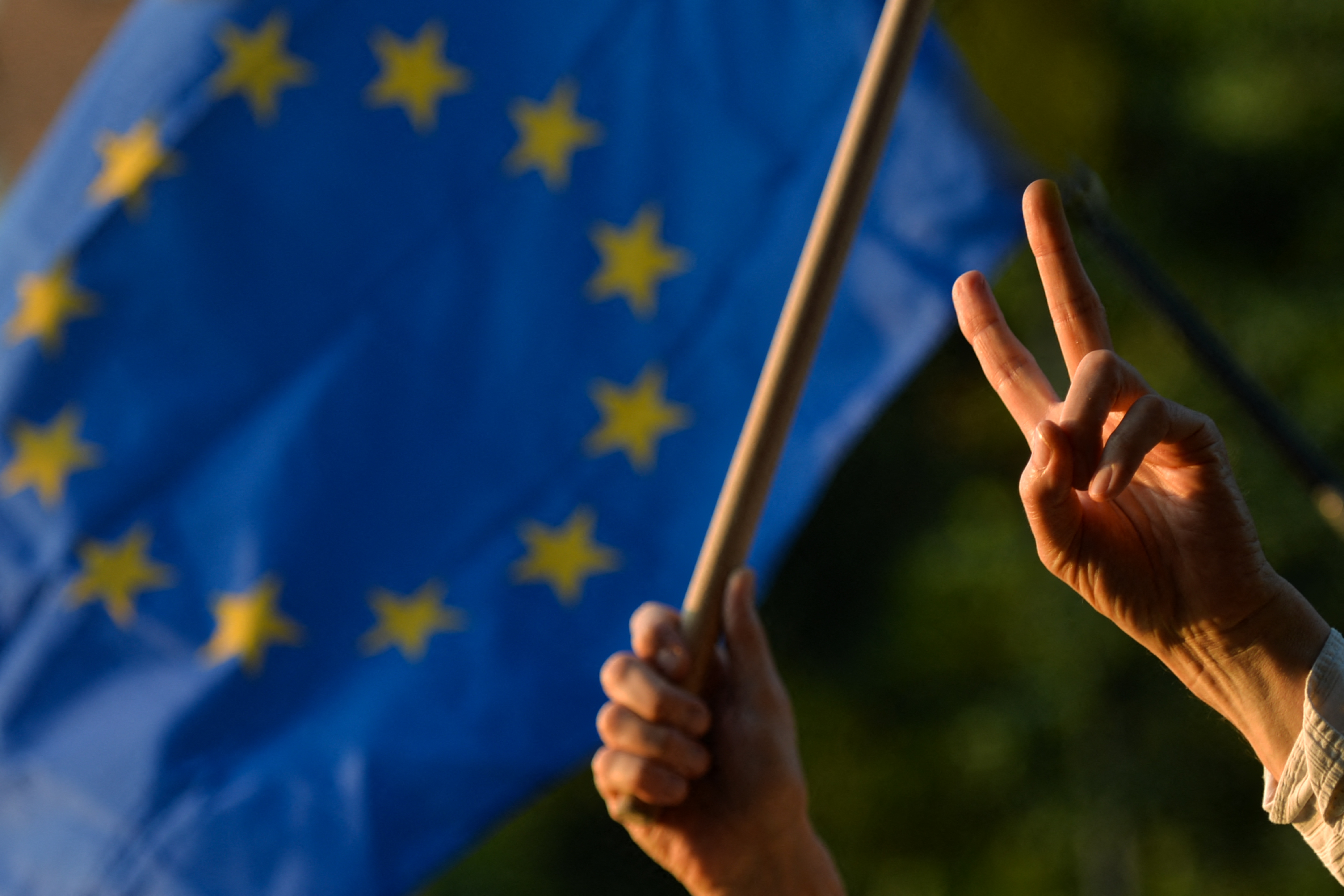 Európai Bizottság: minden nap ki kell állni a tekintélyelvűség ellen