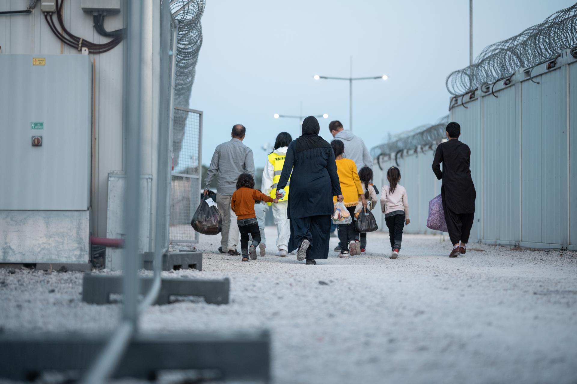 Újabb afgán menekültek érkeztek az országba, több köztük a gyerek, mint a felnőtt