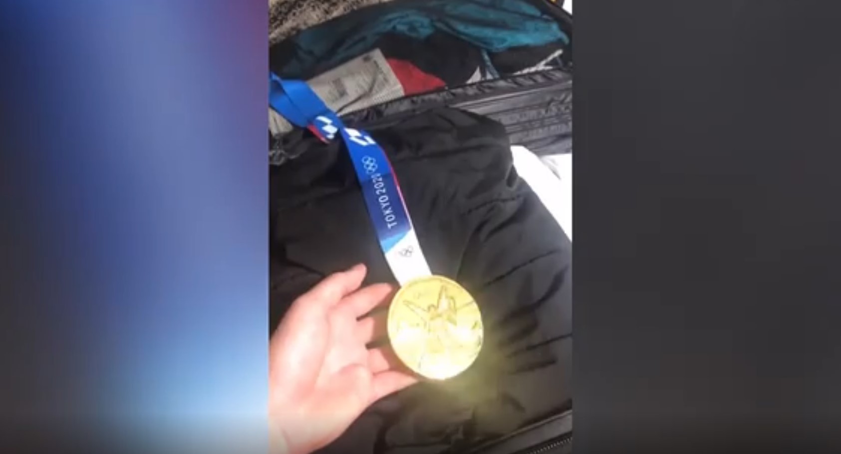 Rossz bőröndöt vitt haza a reptérről, olimpiai aranyat talált benne