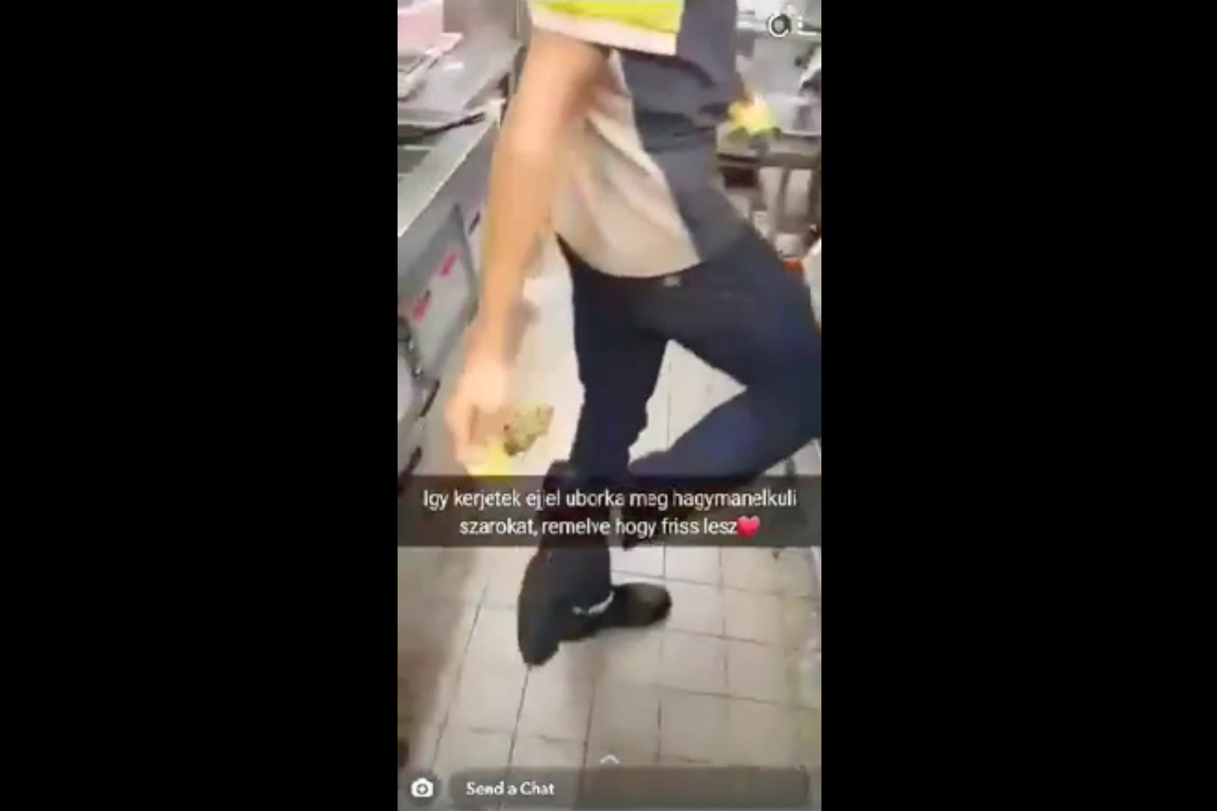 Kirúgta a McDonald's a két dolgozót, akik a cipőjükbe törölt sajtot tettek egy szendvicsbe és levideózták