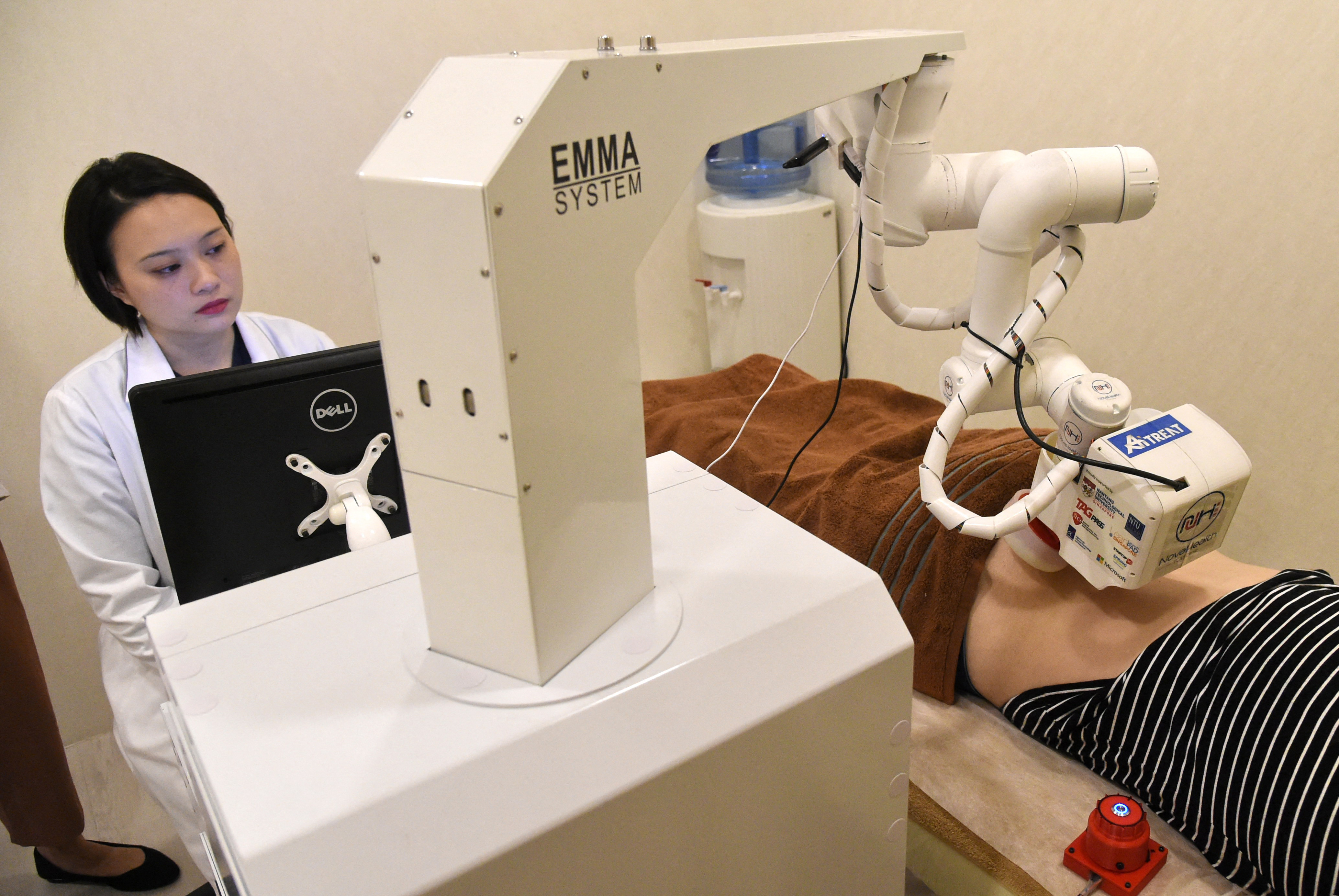 Itt van EMMA, a hagyományos kínai robotmasszőr