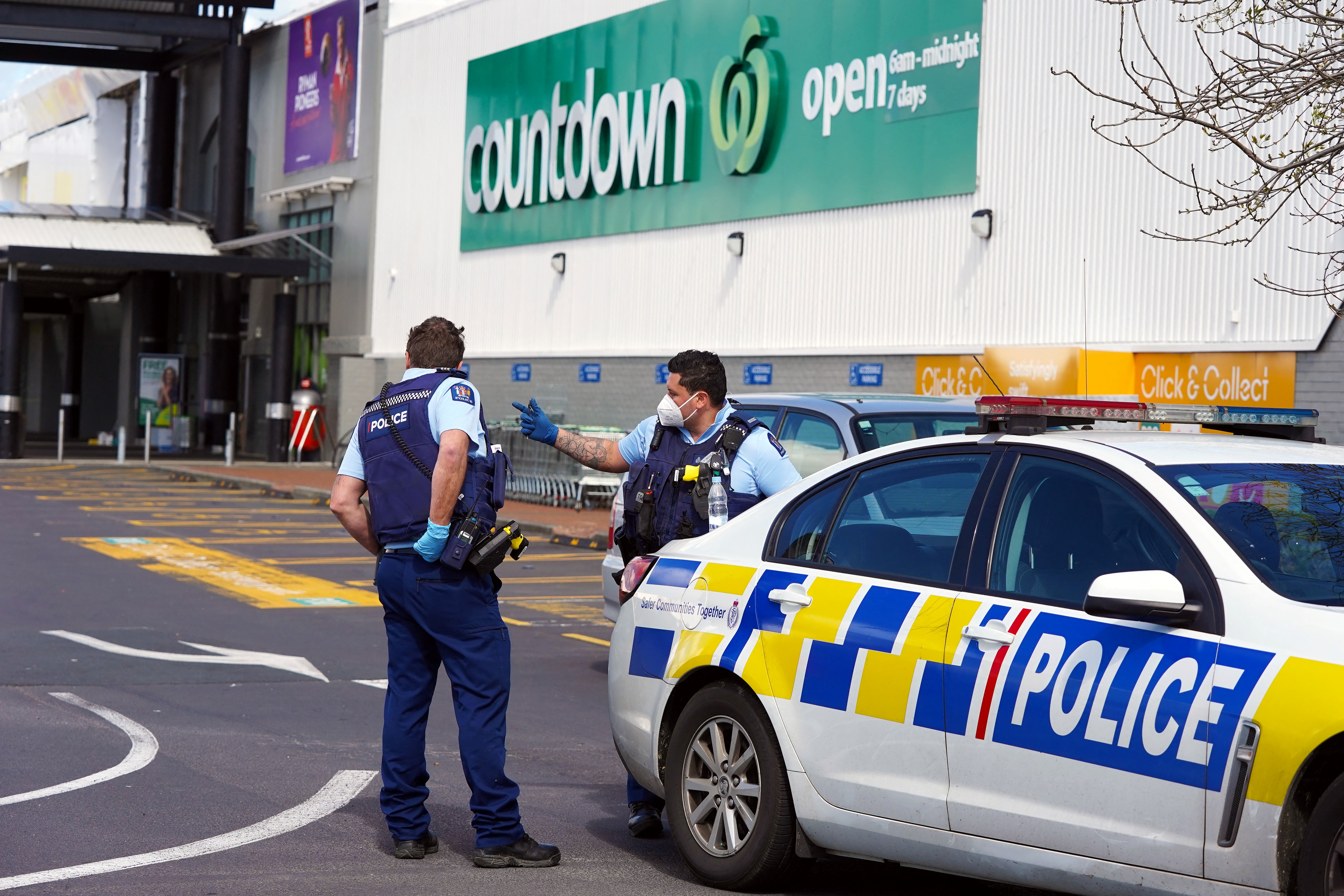 Rendőrök a pénteki aucklandi késes merénylet helyszíne, a Countdown szupermarket előtt.