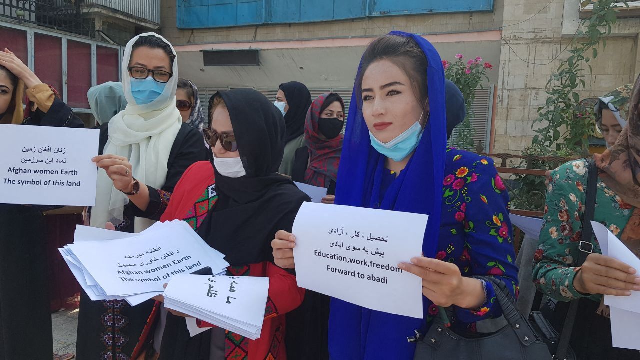 Afganisztánban kinyithatnak a magánegyetemek, ahova még a nők is járhatnak, de nikábot és abaját kell viselniük