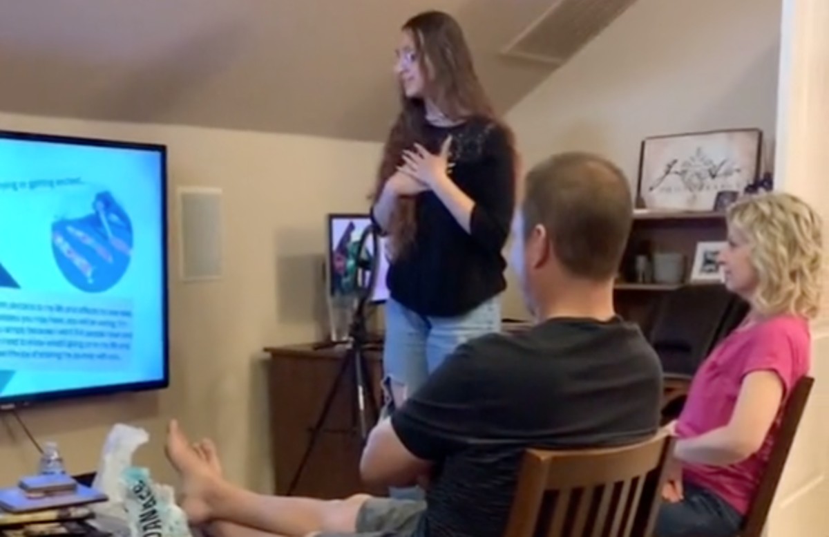 Közel egymillió lájknál jár a videó, amin egy lány Powerpoint prezentációban tudatja a szüleivel, hogy sztripper