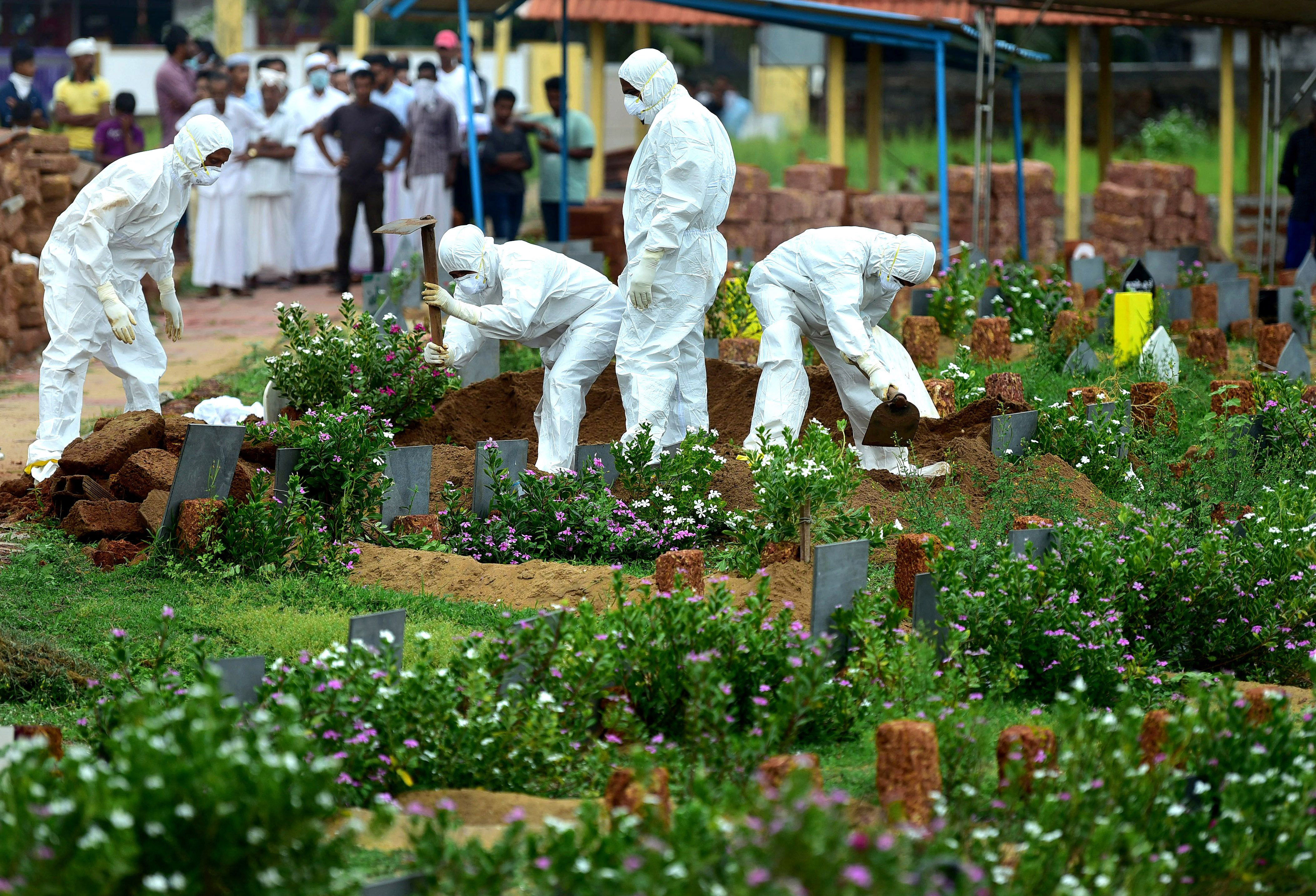 A Nipah vírus legutóbbi, 2018-as kitörésének egyik áldozatát temetik India Kerala államában