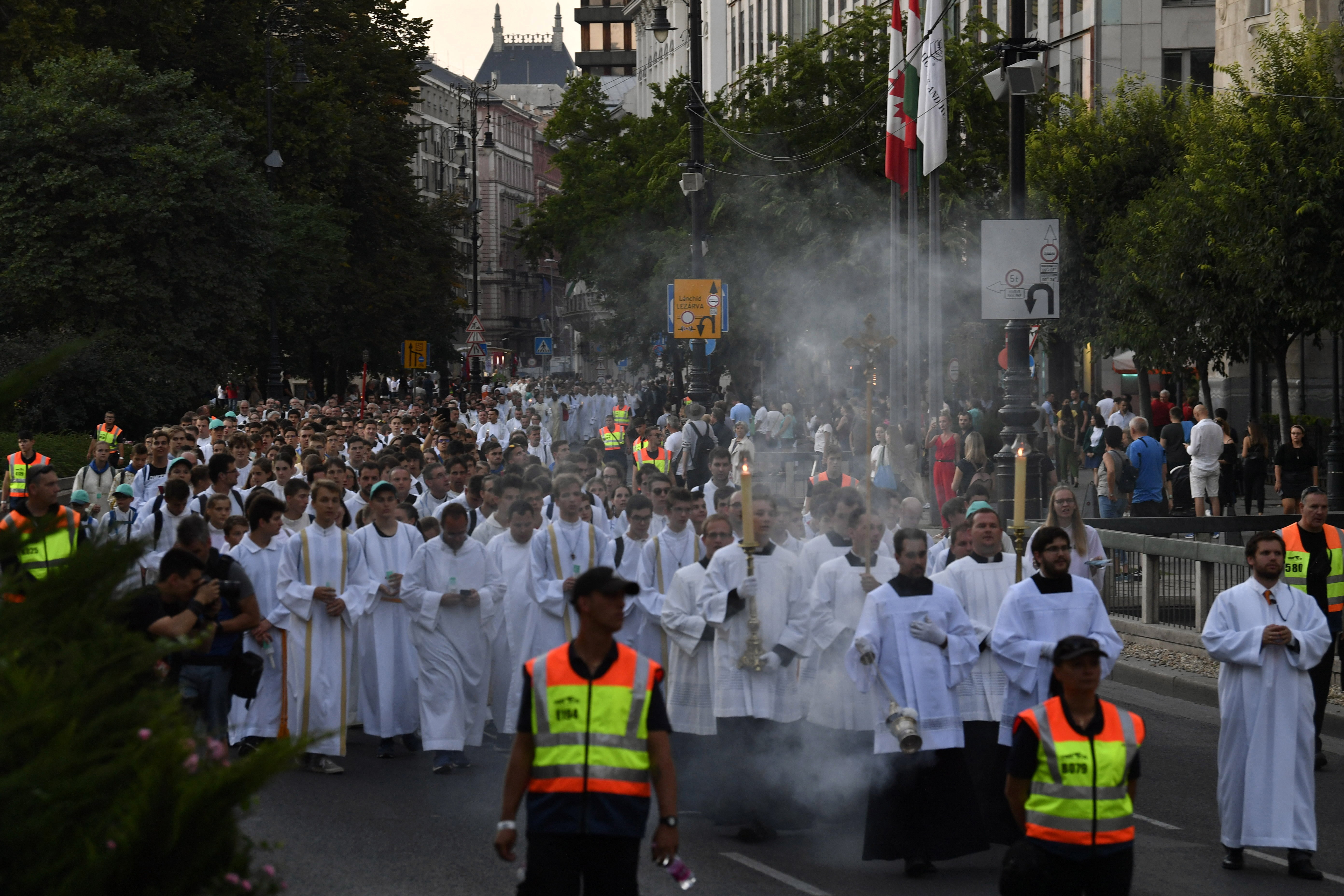 Az 52. Nemzetközi Eucharisztikus Kongresszus kiemelt eseményeként tartott gyertyás körmenet résztvevõi a Széchenyi István téren 2021. szeptember 11-én