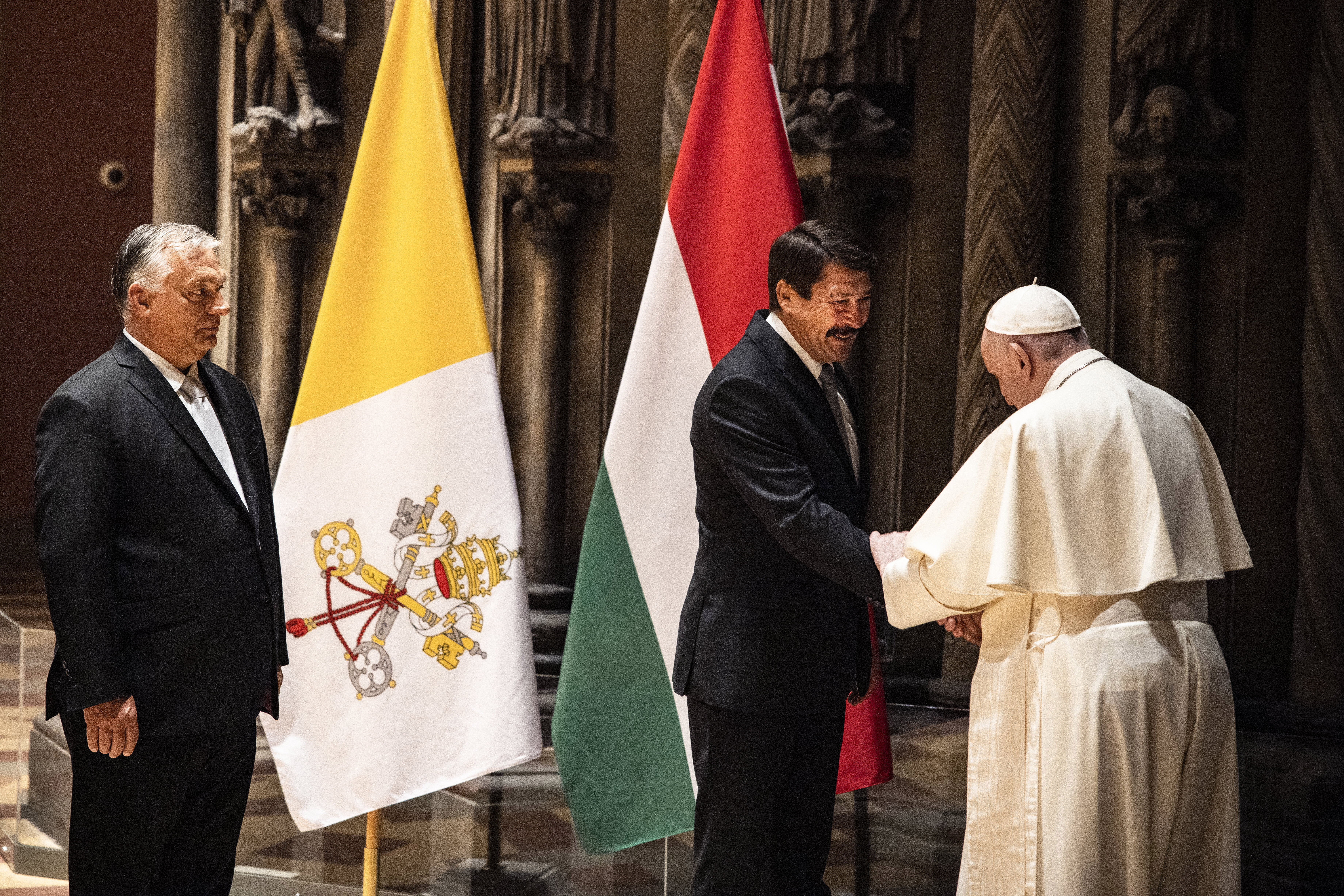 Ferenc pápa találkozója (j) Áder János köztársasági elnökkel (k) és Orbán Viktor miniszterelnökkel (b) az 52. Nemzetközi Eucharisztikus Kongresszus (NEK) zárómiséje előtt a Szépművészeti Múzeumban 2021. szeptember 12-én.