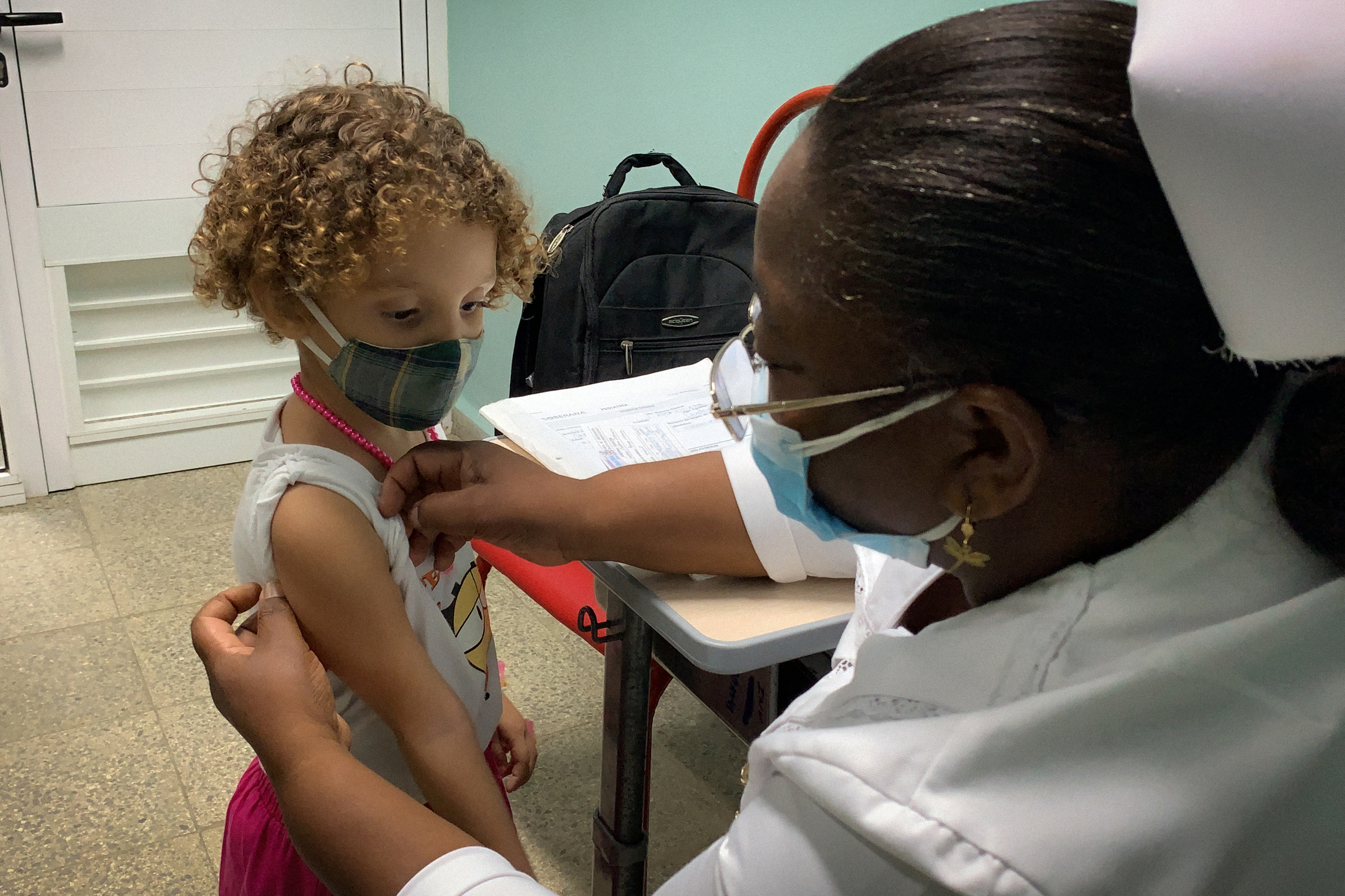 A Pfizer engedélyeztetné, hogy vakcinájukkal az öt év alatti gyerekeket is be lehessen oltani