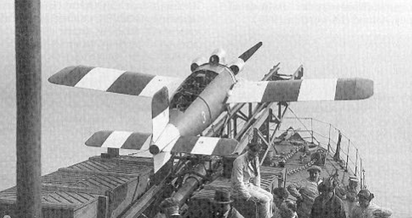A Royal Aircraft Establishment robbanószerrel megpakolt távvezérlésű repülőgépét 1927. július 20-án indították útnak a Stronghold anyahajóról. A gép a Bristoli-csatornába csapódott.