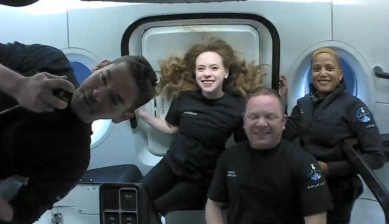 Visszatért a Földre a SpaceX amatőr űrhajósokat szállító, automata űrhajója
