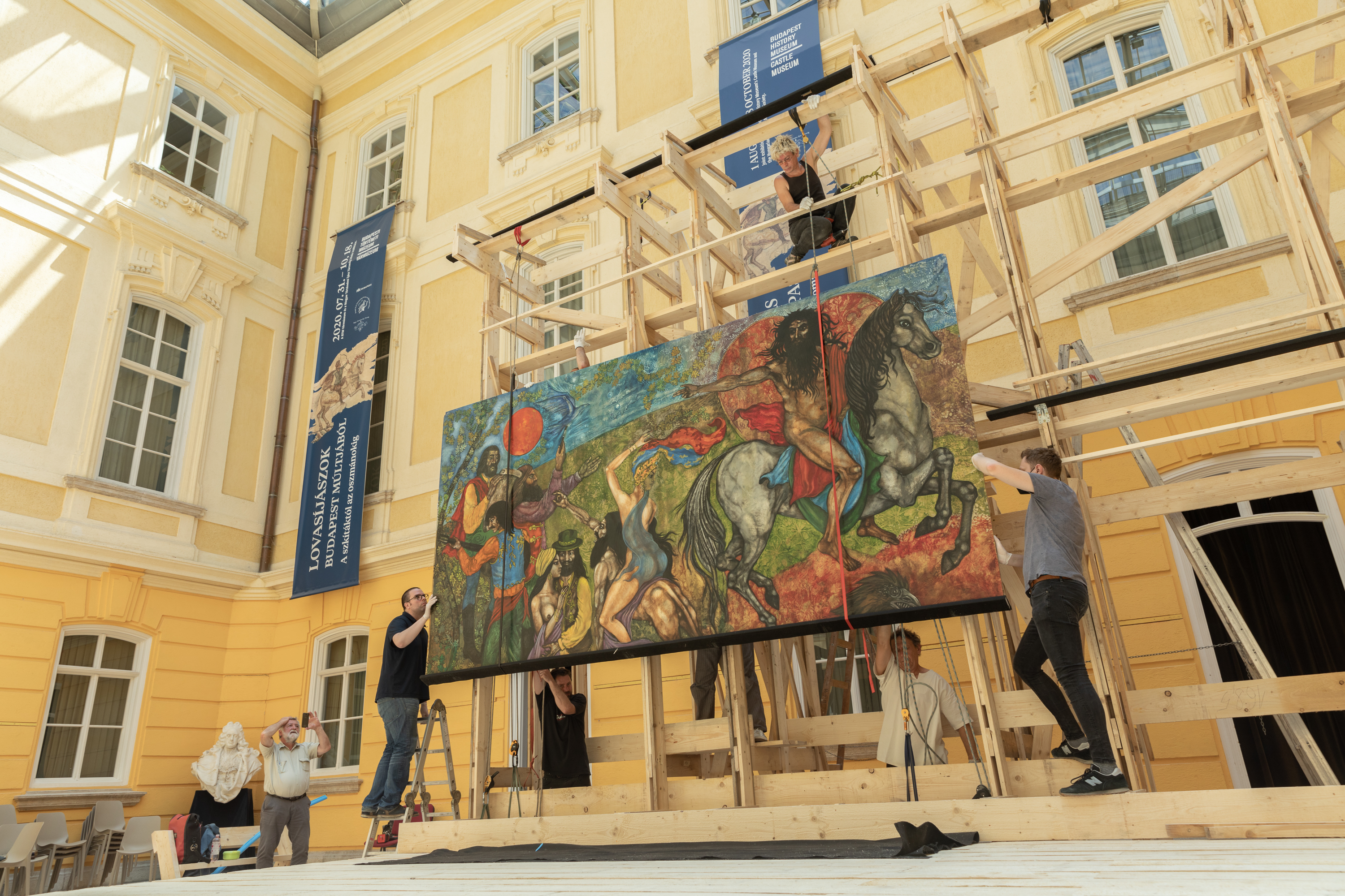 Péli Tamás Születés című pannóját installálják a Budapesti Történeti Múzeum Barokk Csarnokában 2021 júniusában