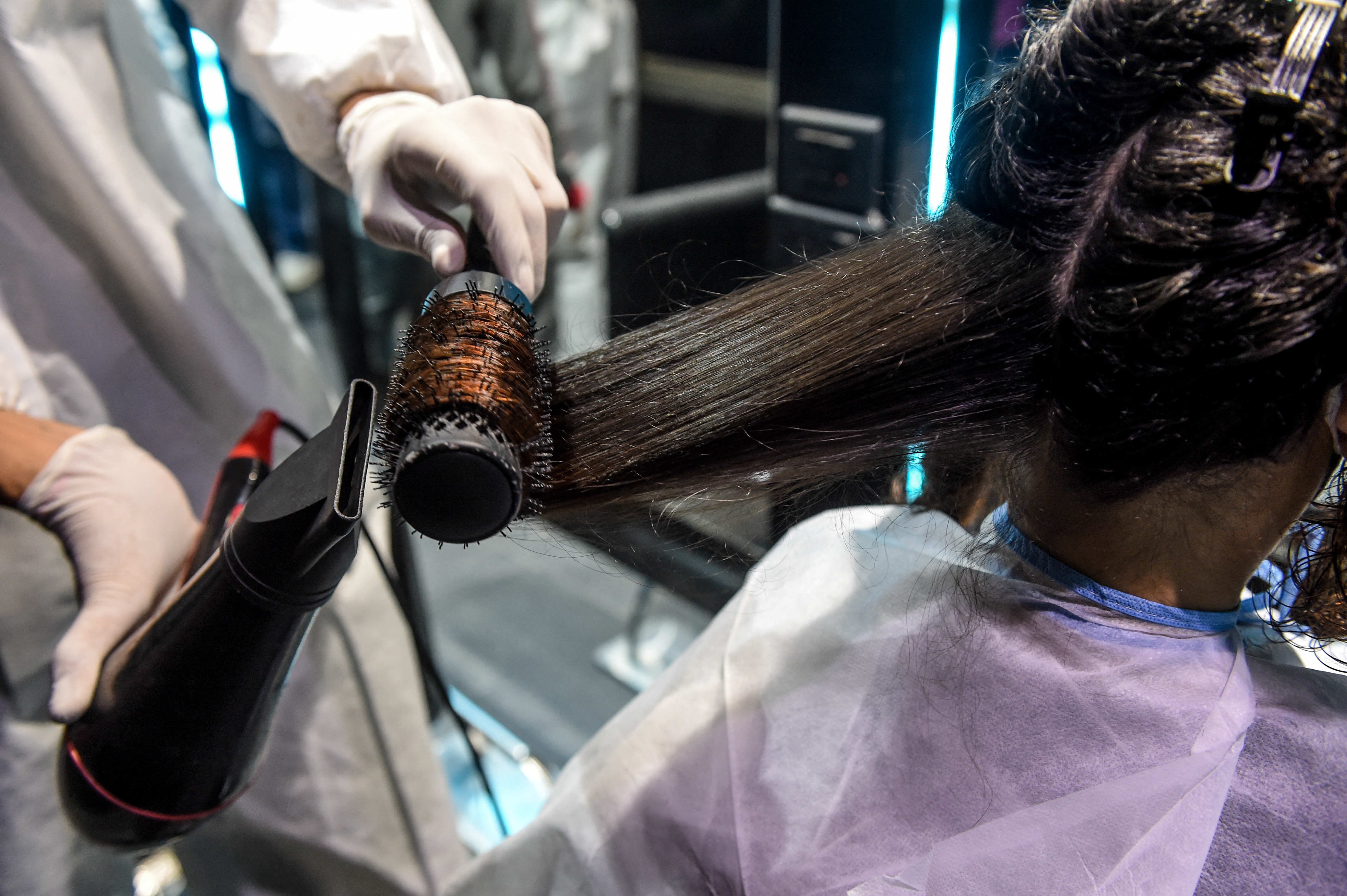 270 ezer dollárt fizet egy indiai fodrászat egy nőnek, mert elrontották a frizuráját