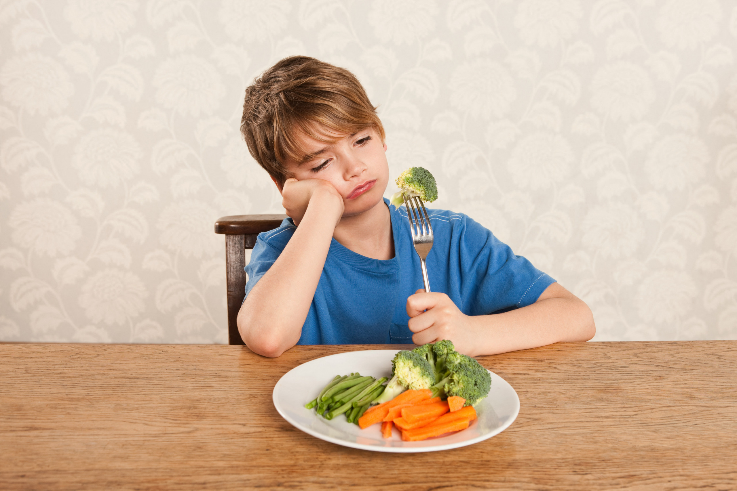 Не люблю и не ем овощи. Ребенок не хочет есть овощи. Подросток ест. Мальчик не хочет есть овощи. Мальчик ест.
