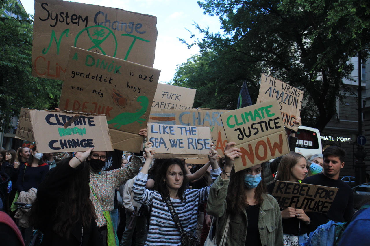 Több százan tüntetettek Budapesten a globális klímasztrájkon
