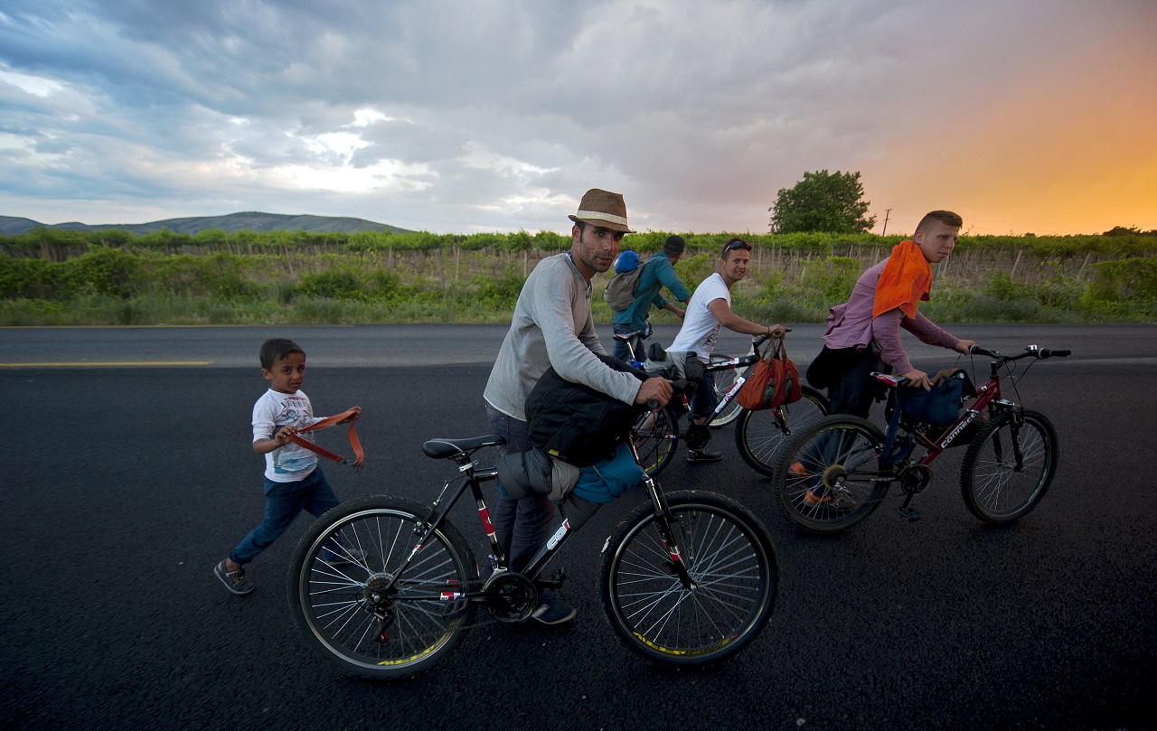 Biciklit toló menekültek Macedóniában. AFP PHOTO / ROBERT ATANASOVSKI