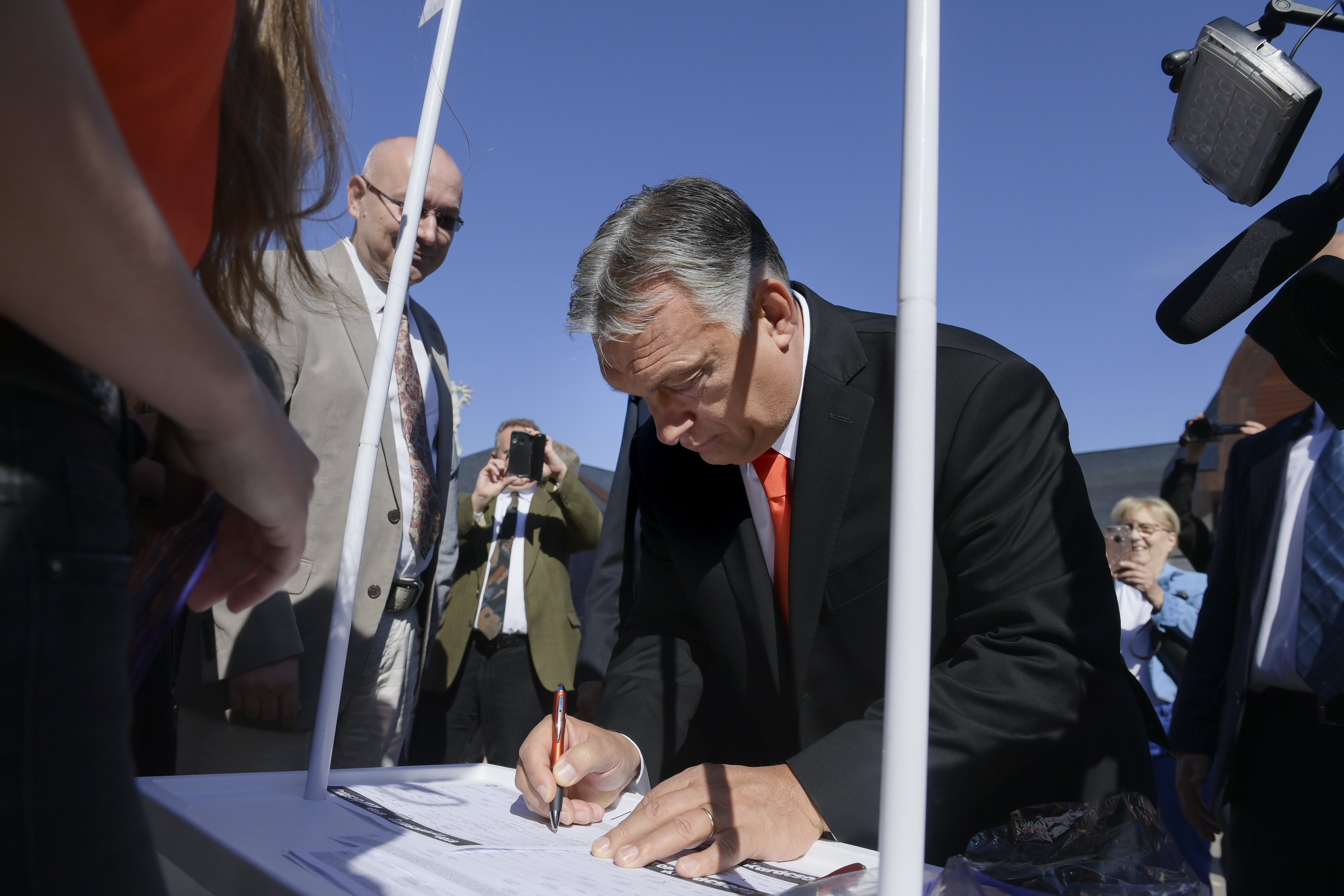 Hollik szerint egymillióan írták alá a Fidesz petícióját