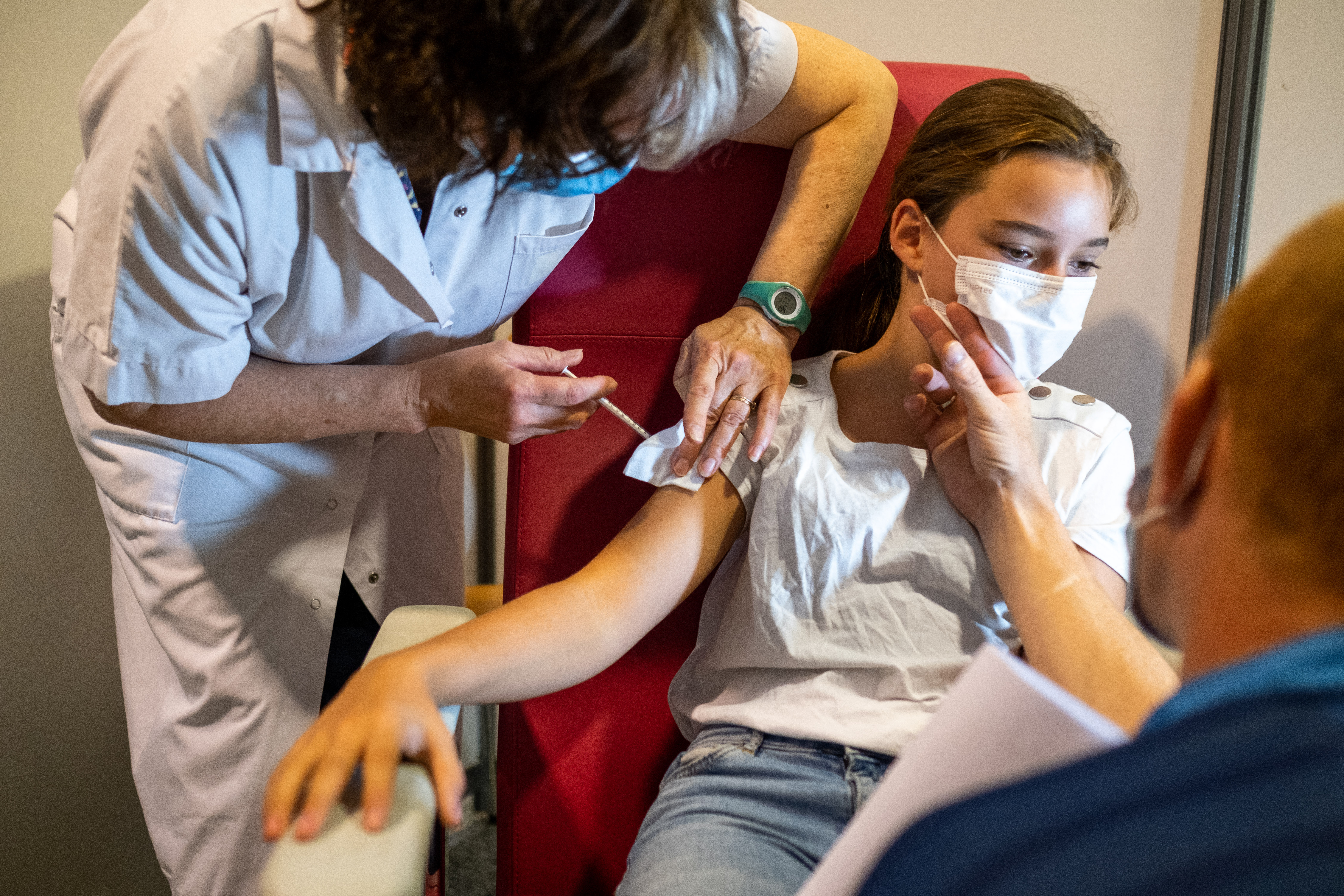 Sikeres volt a tesztfázis, jöhet a Pfizer 5–11 éveseknek szánt koronavírus-vakcinája