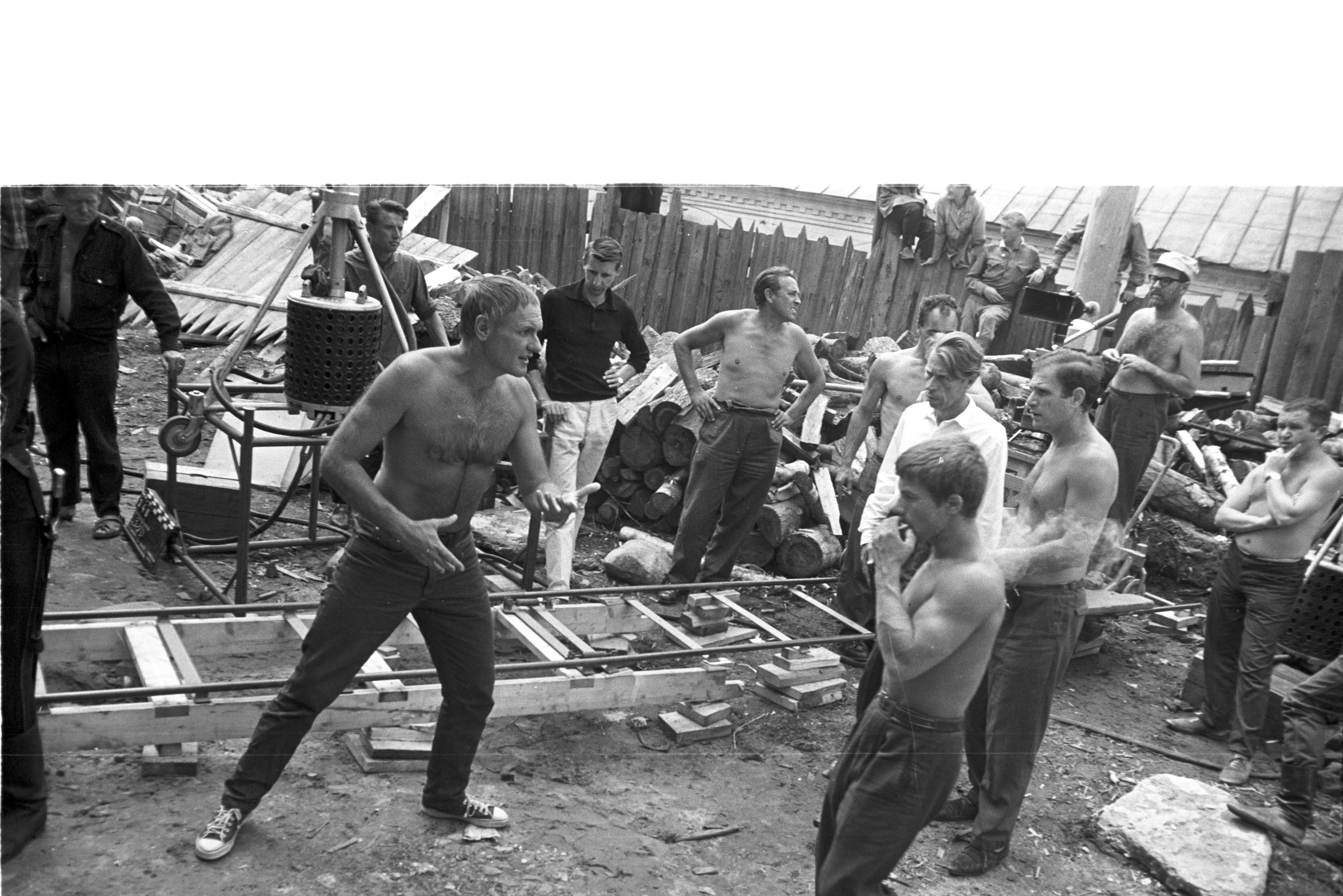 Jancsó előjátszik az 1967-es Csillagosok, katonák egyik jelenetéhez
