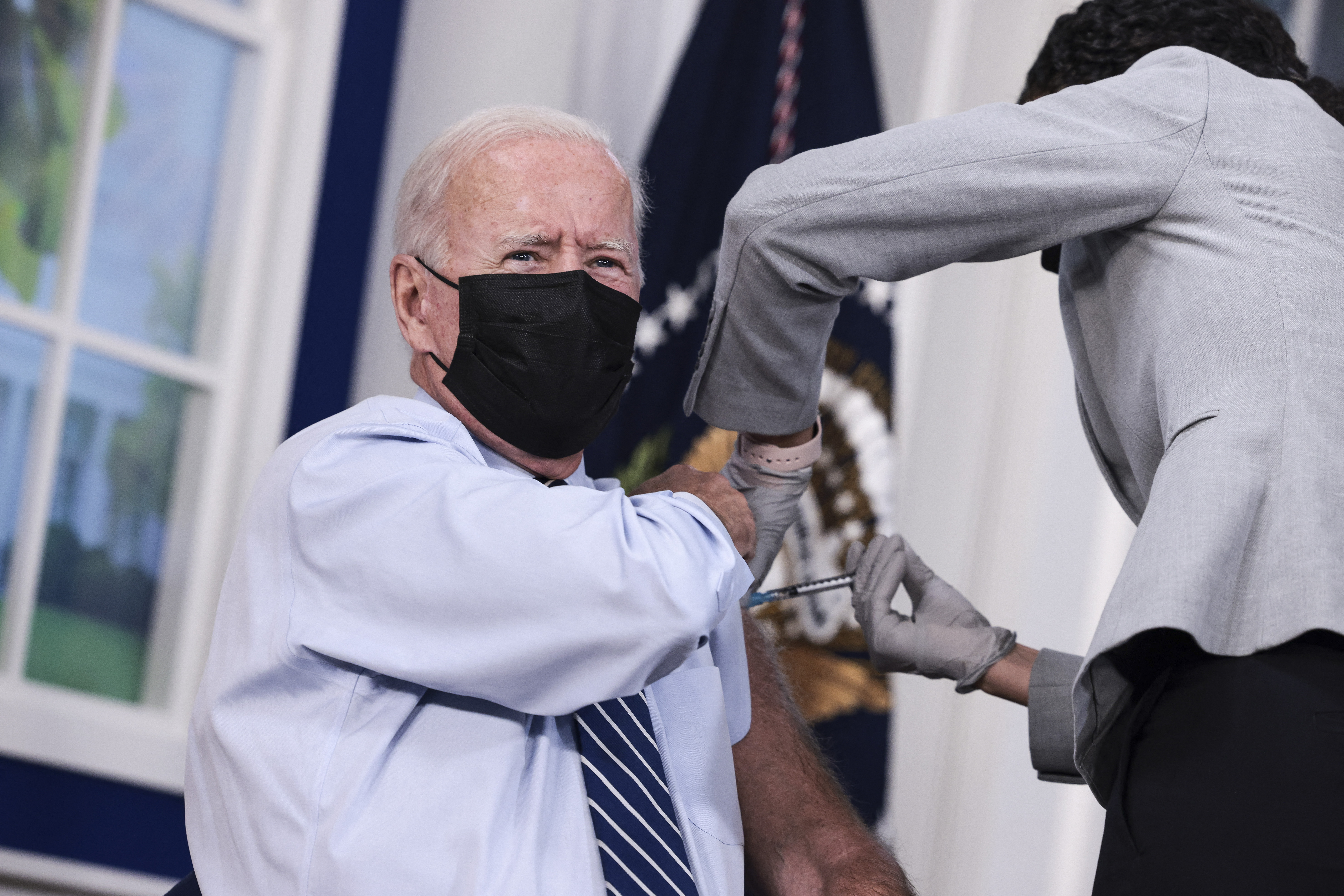 Joe Biden megkapta a harmadik oltását, természetesen kamerák előtt