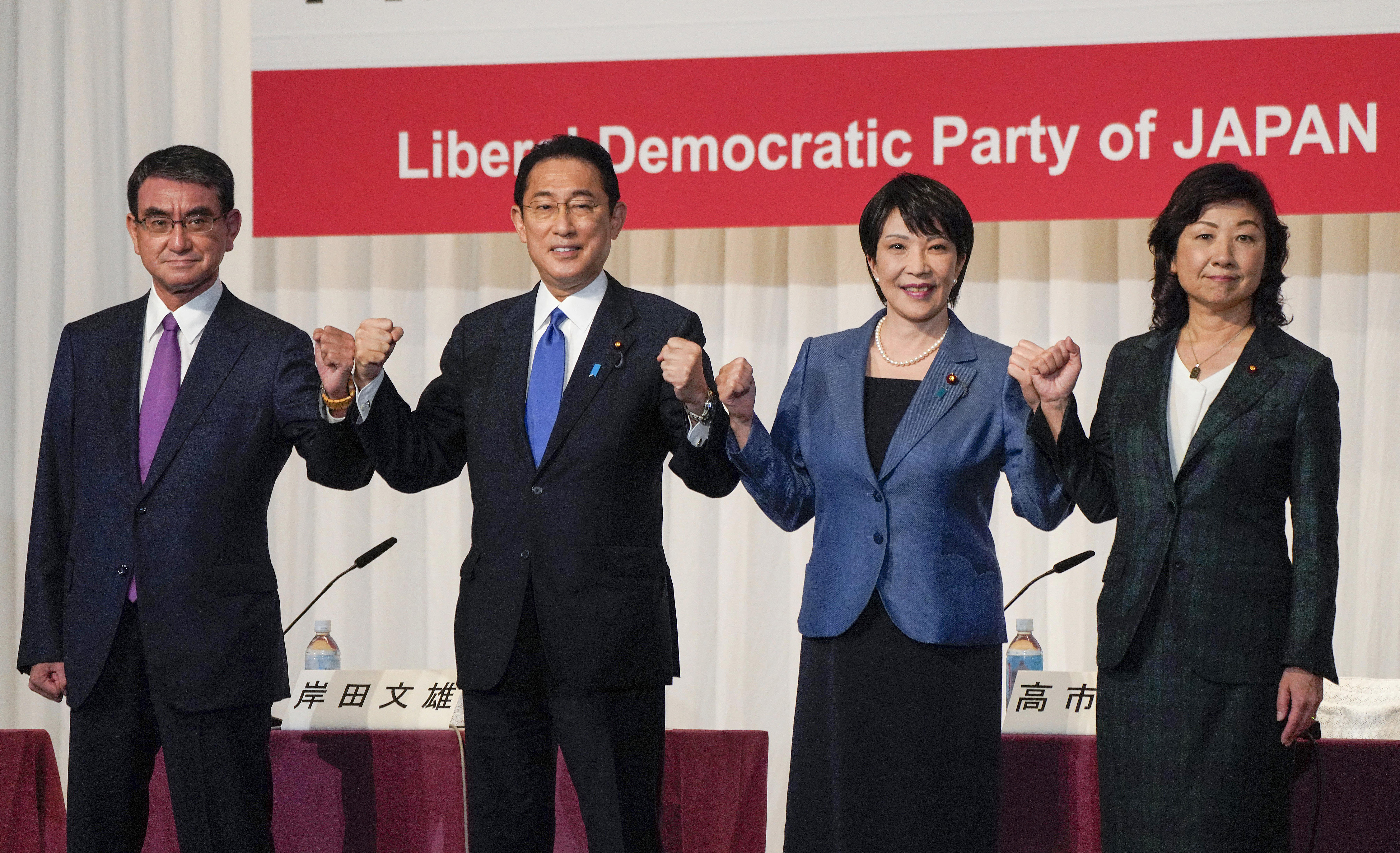 Az LDP pártelnökségéért induló politikusok: Konó Taró, Kisida Fumió, Takaicsi Szanae és Noda Szeikó.