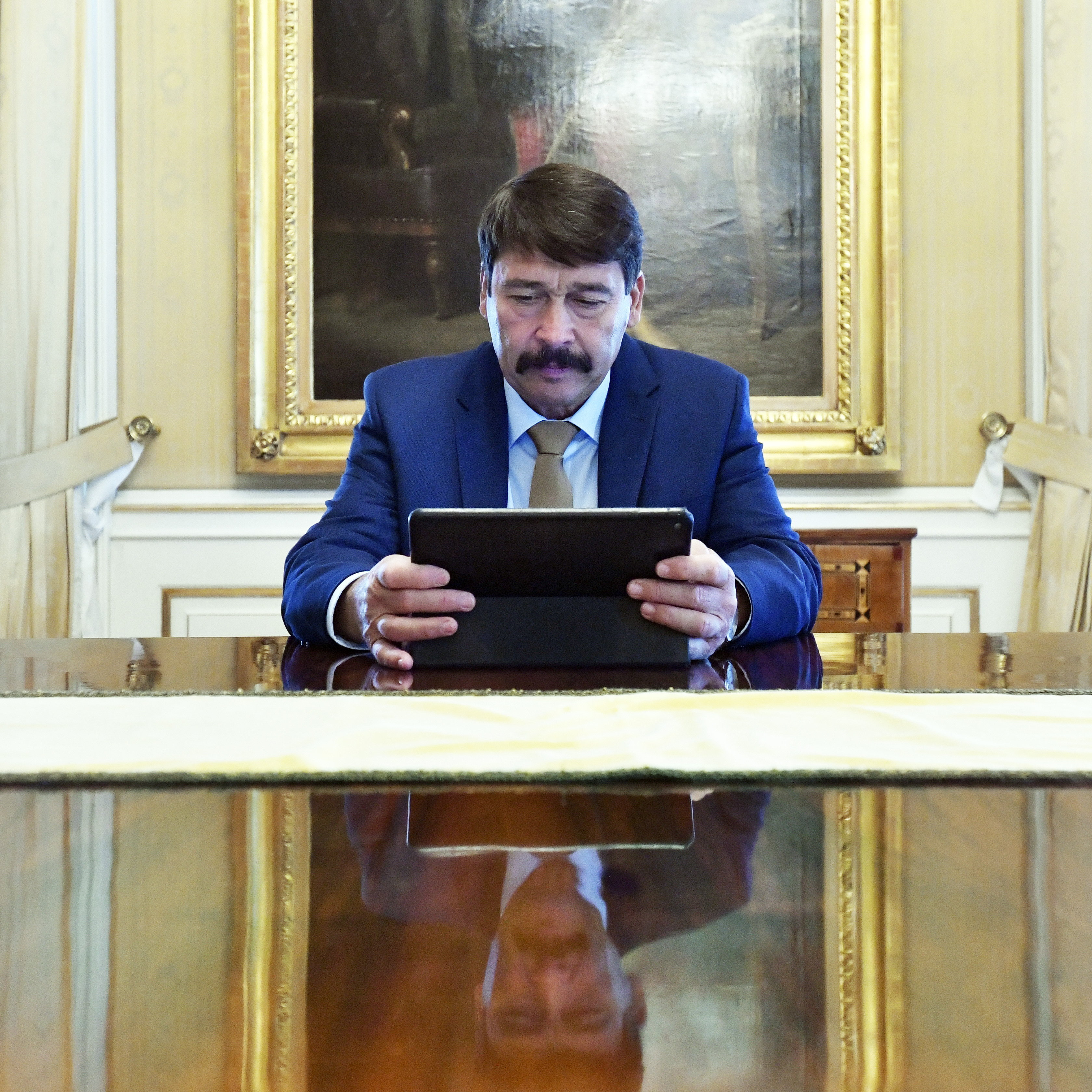 Áder János köztársasági elnök egy tableten rögzíti csatlakozását a Mentsük meg a méheket és a gazdákat! elnevezésû európai polgári kezdeményezéshez a Sándor-palotában 2021. szeptember 27-én.