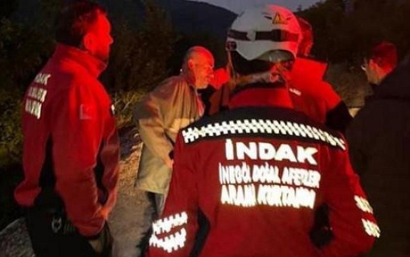 Egy részeg török férfi órákig segített keresni egy eltűnt embert, mire kiderült, hogy végig őt keresték