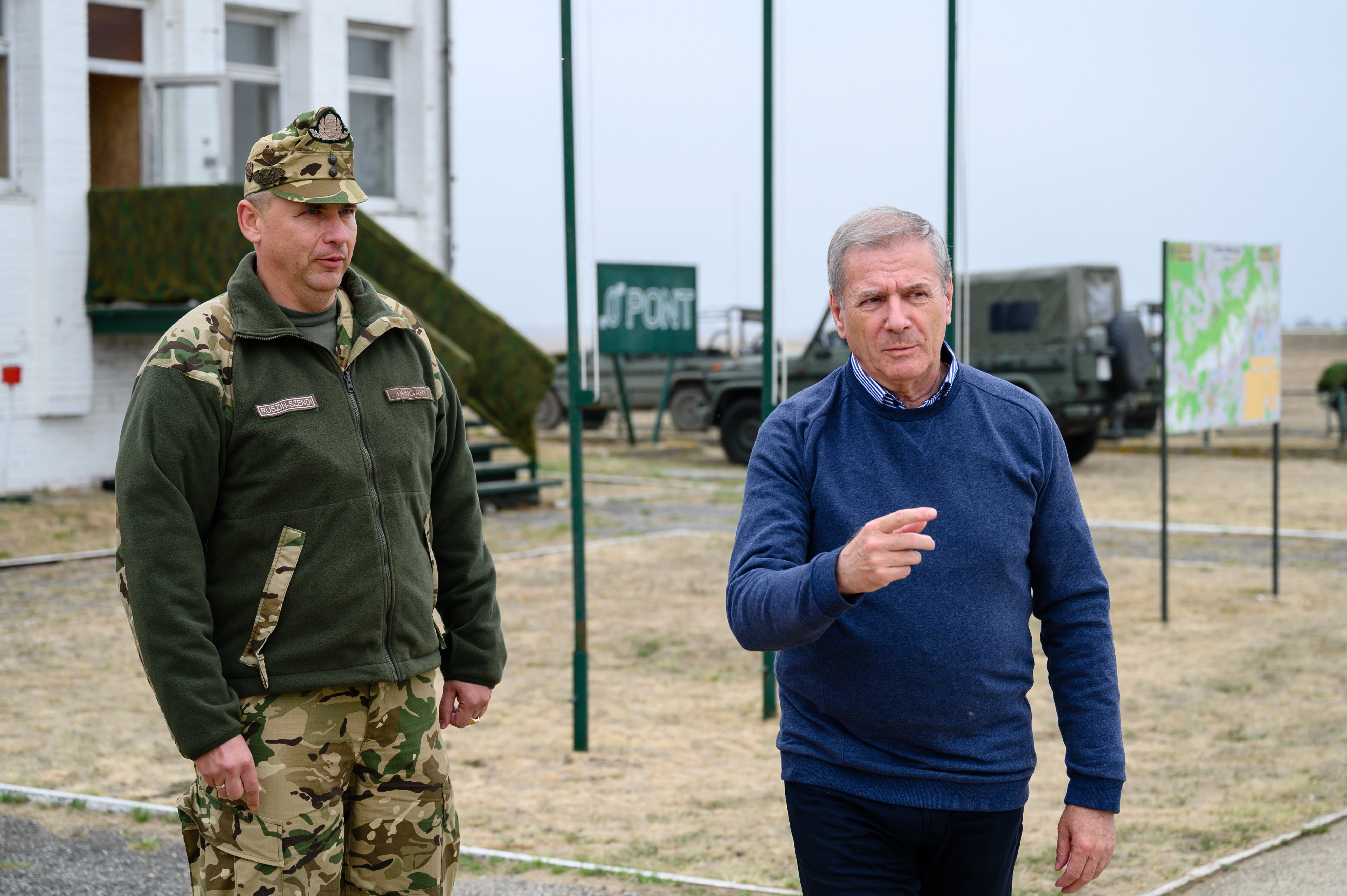 Egy orosz híroldal vezető híre, hogy a magyar honvédelmi miniszter szerint nincs szükség a NATO-ra az ukrajnai helyzet miatt