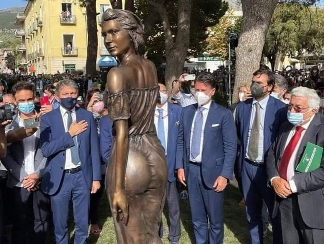 Egy túl átlátszó ruhájú szobor miatt többen felháborodtak Olaszországban