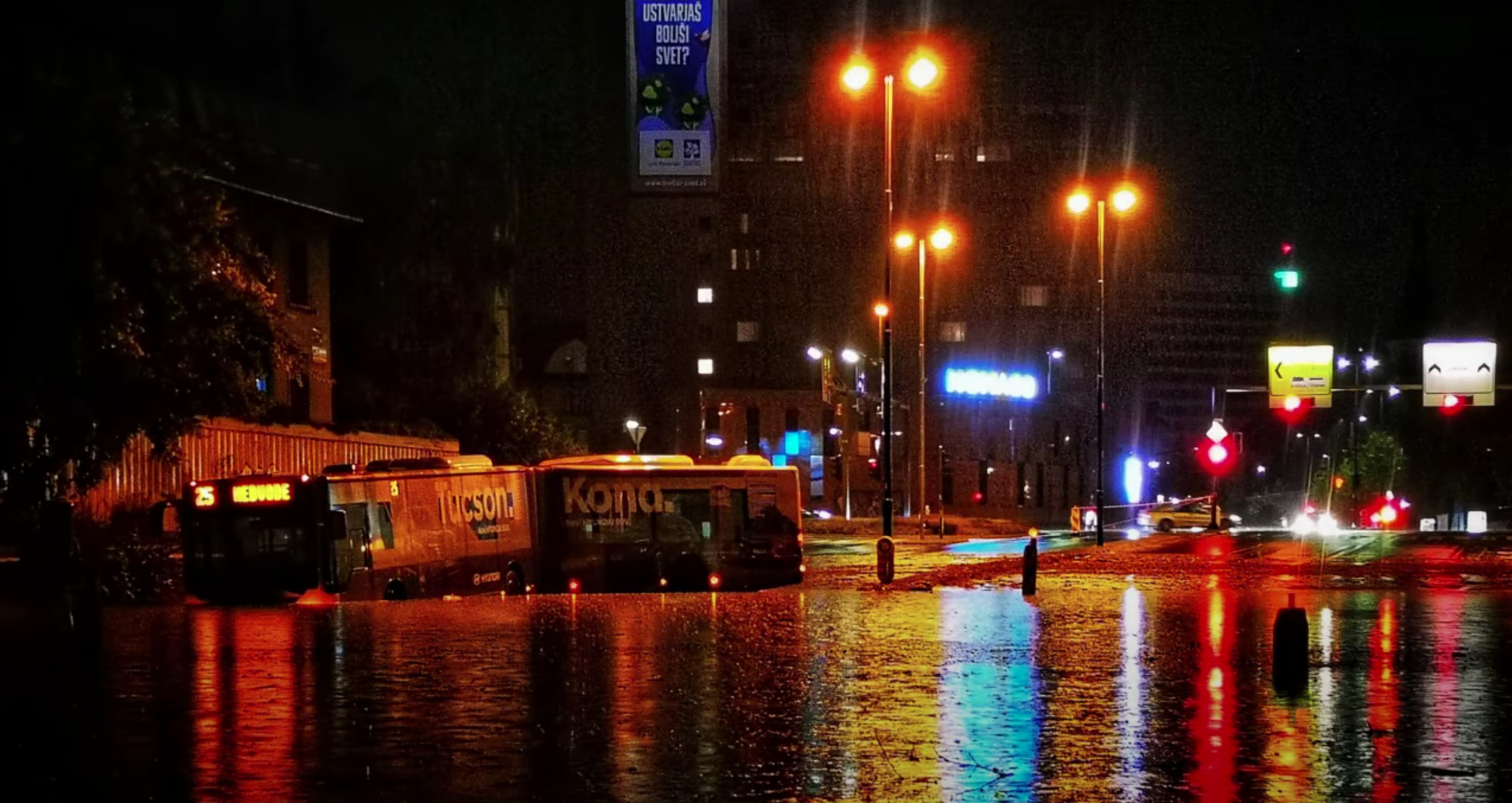 Annyi eső esett Ljubljanában, hogy megbénult a forgalom, egy színházat pedig evakuálni kellett