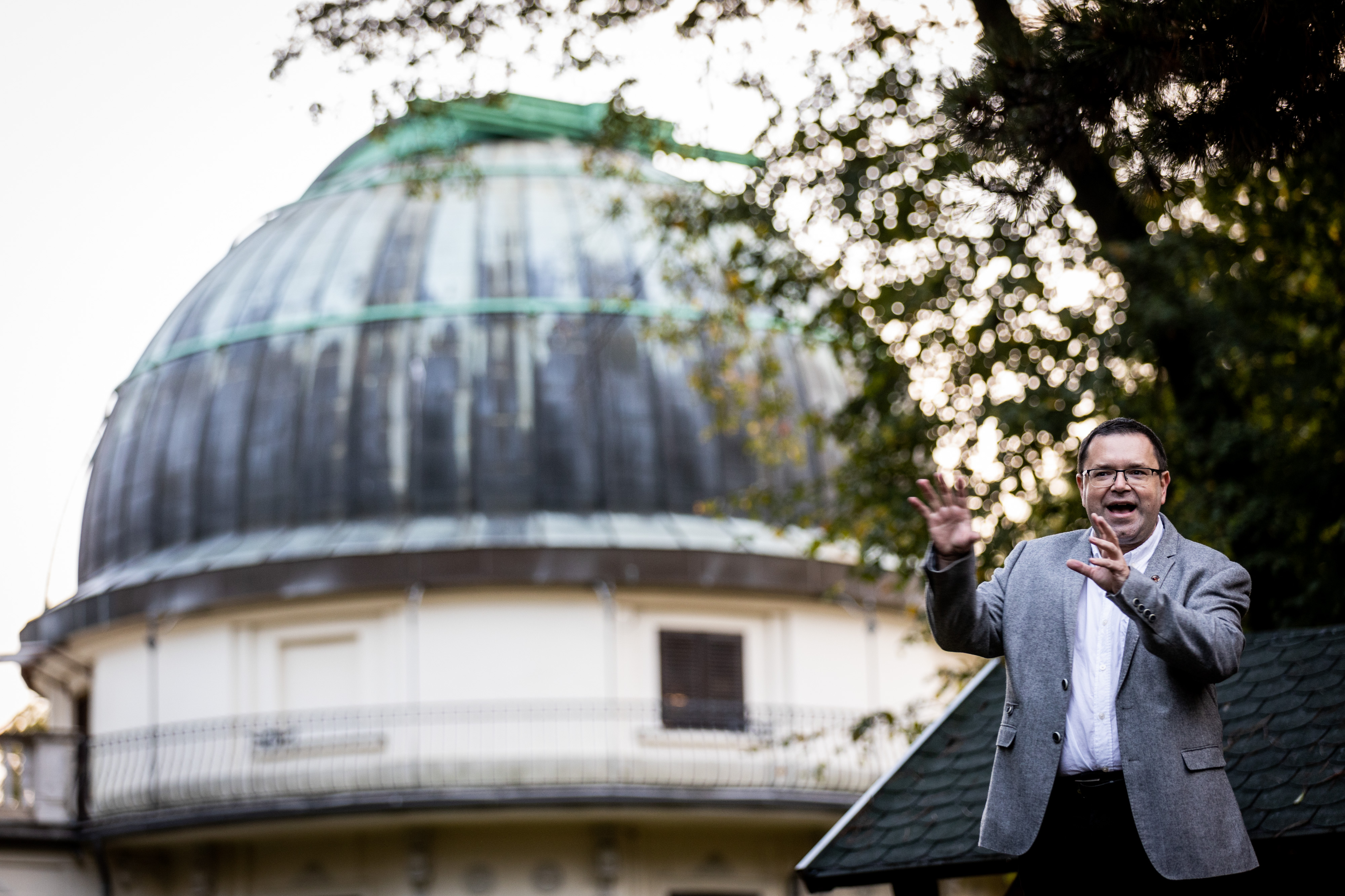 Kiss László, a Csillagászati és Földtudományi Kutatóközpont főigazgatója háttérben a 24-es kupolával