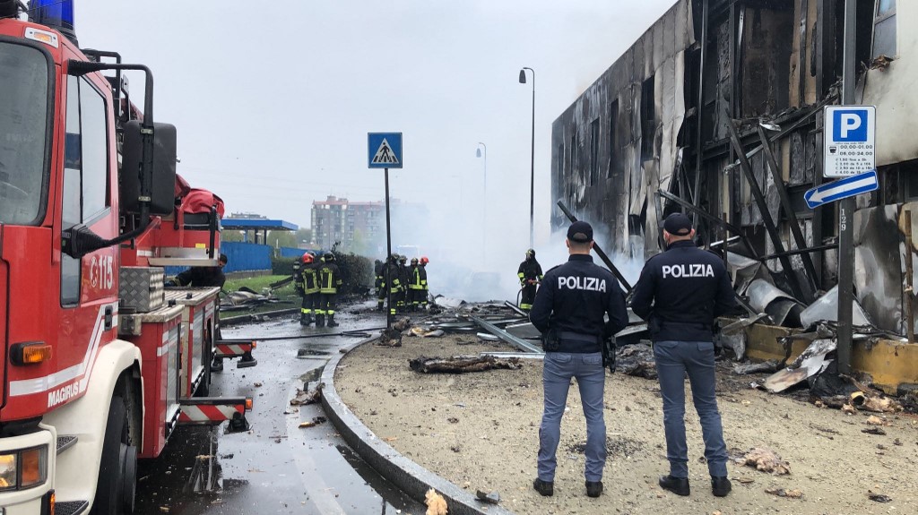 Nyolcan meghaltak, amikor egy román kisrepülő Milánóban rázuhant egy épületre