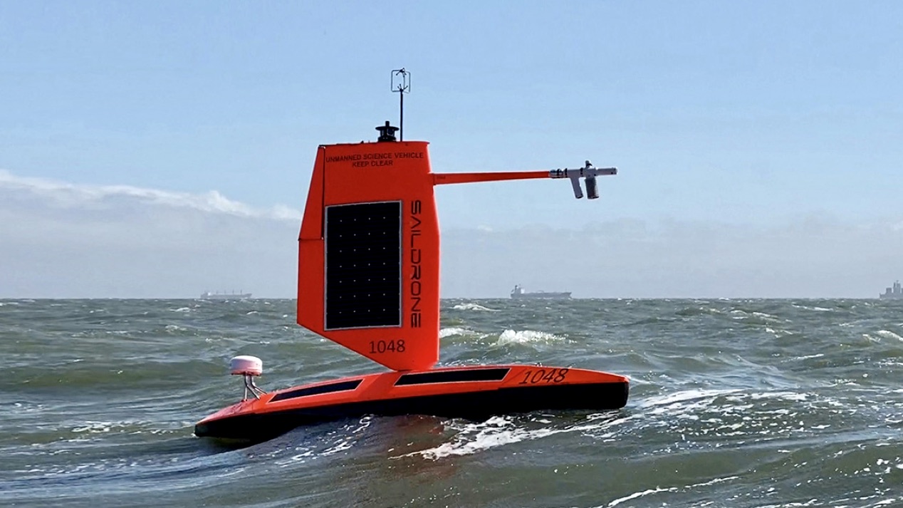 Először rögzítették vízen úszó drónnal, hogy mi történik egy hurrikán belsejében