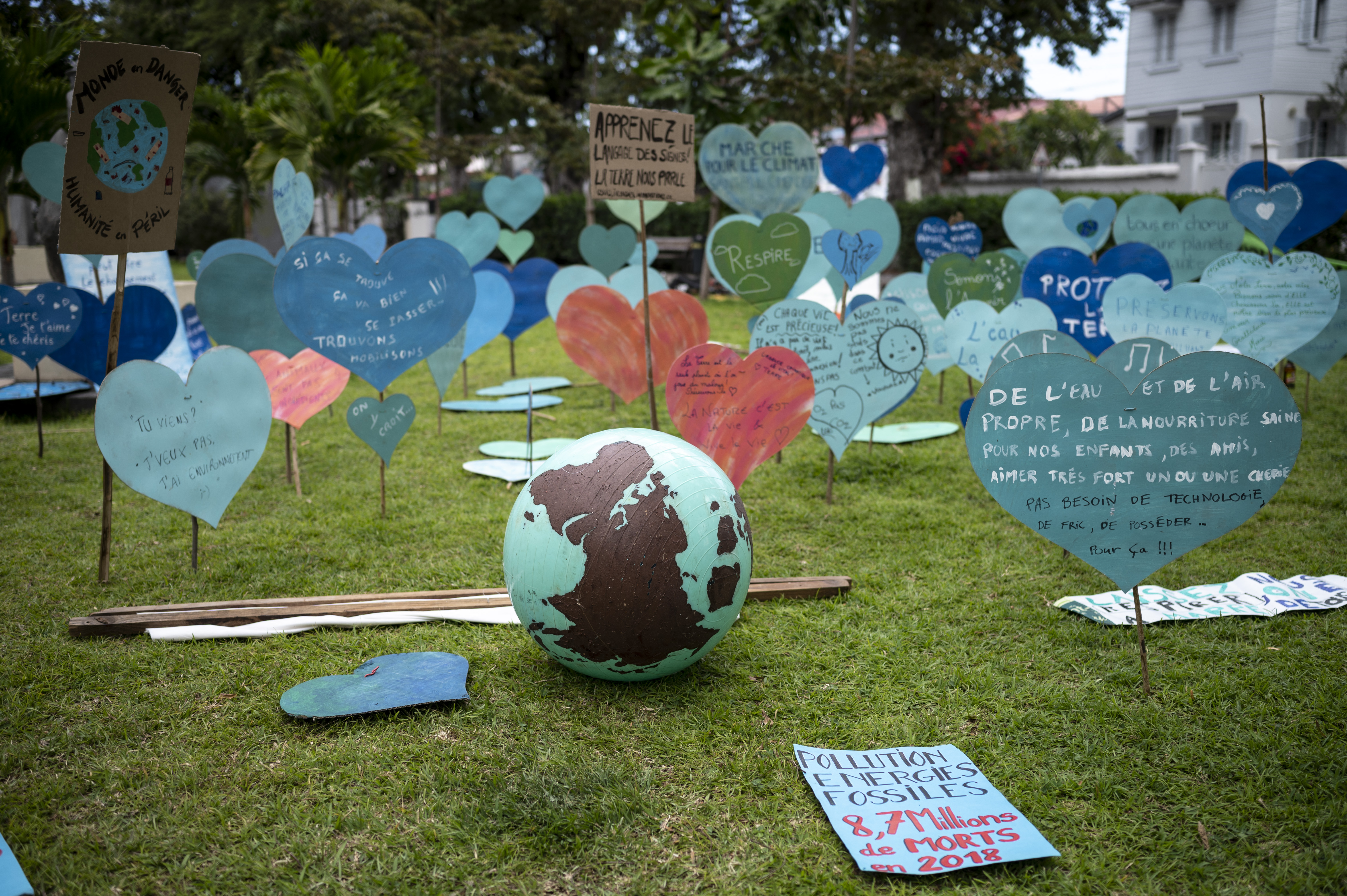 Saint-Paul, Reunion szigete, 2021. szeptember 25. A Föld felé áradó szeretet üzenetei a szigeten tartott, klímaváltozás elleni tüntetés részeként. A szigeten mintegy kétszázan gyűltek össze az IPCC legutóbbi, augusztus elején közzétett klímajelentését követően. A résztvevők igyekeztek az ökoszorongást kifejező, ugyanakkor pozitív üzeneteket közvetíteni.