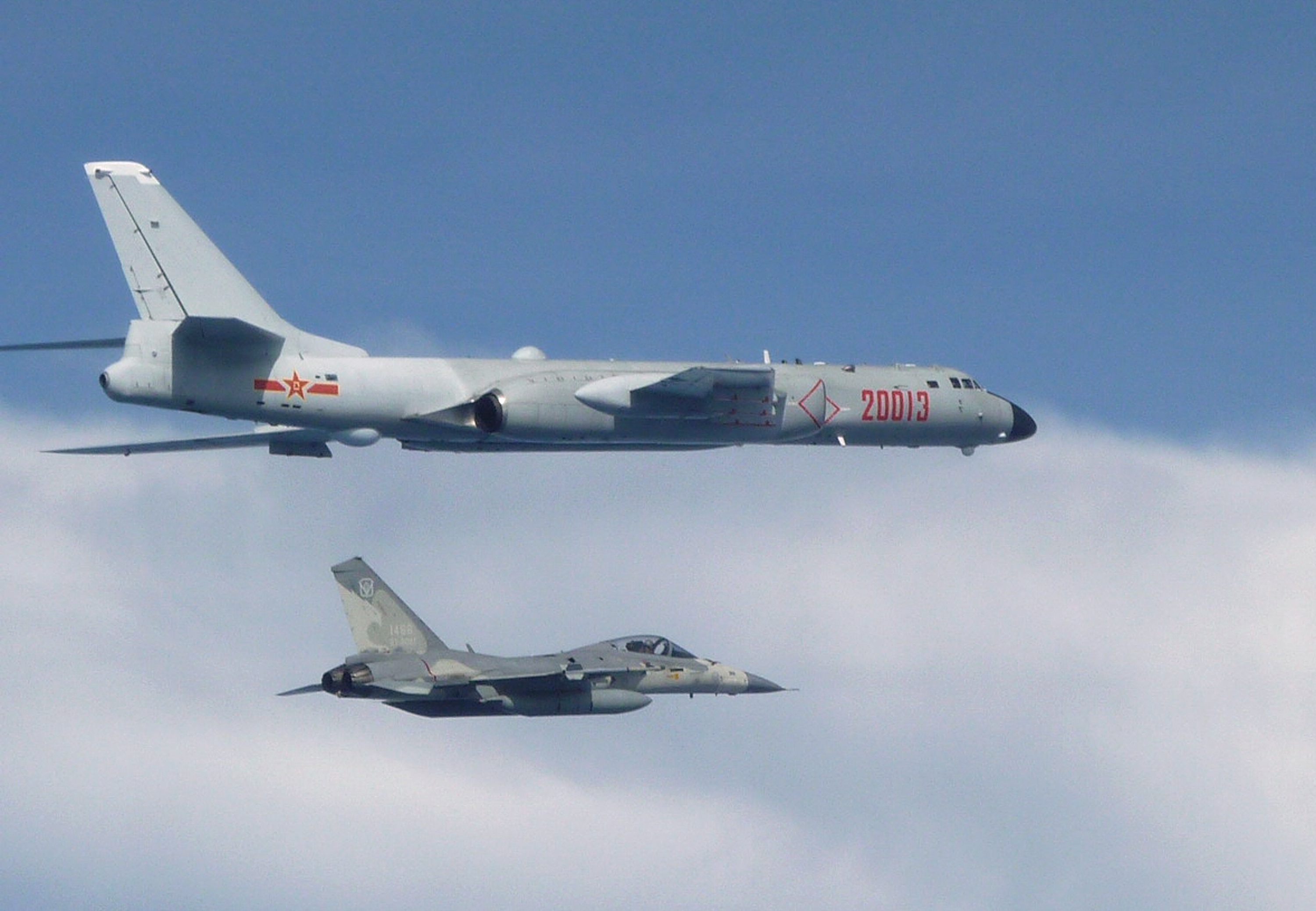 Kínai H-6-os bombázó Tajvan közelében, még 2017-ben