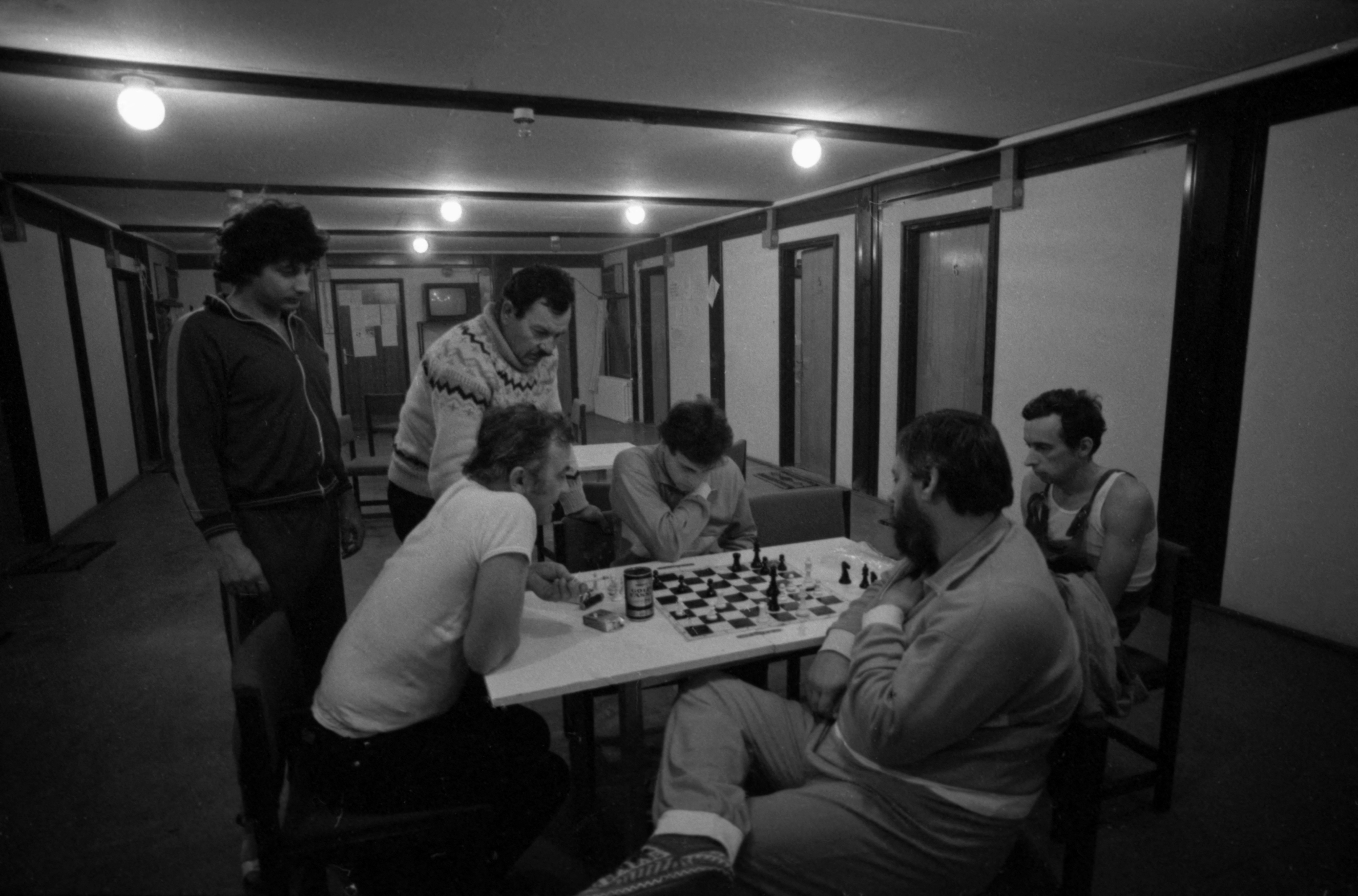 Műszak utáni sakkparti egy tengizi magyar barakkban