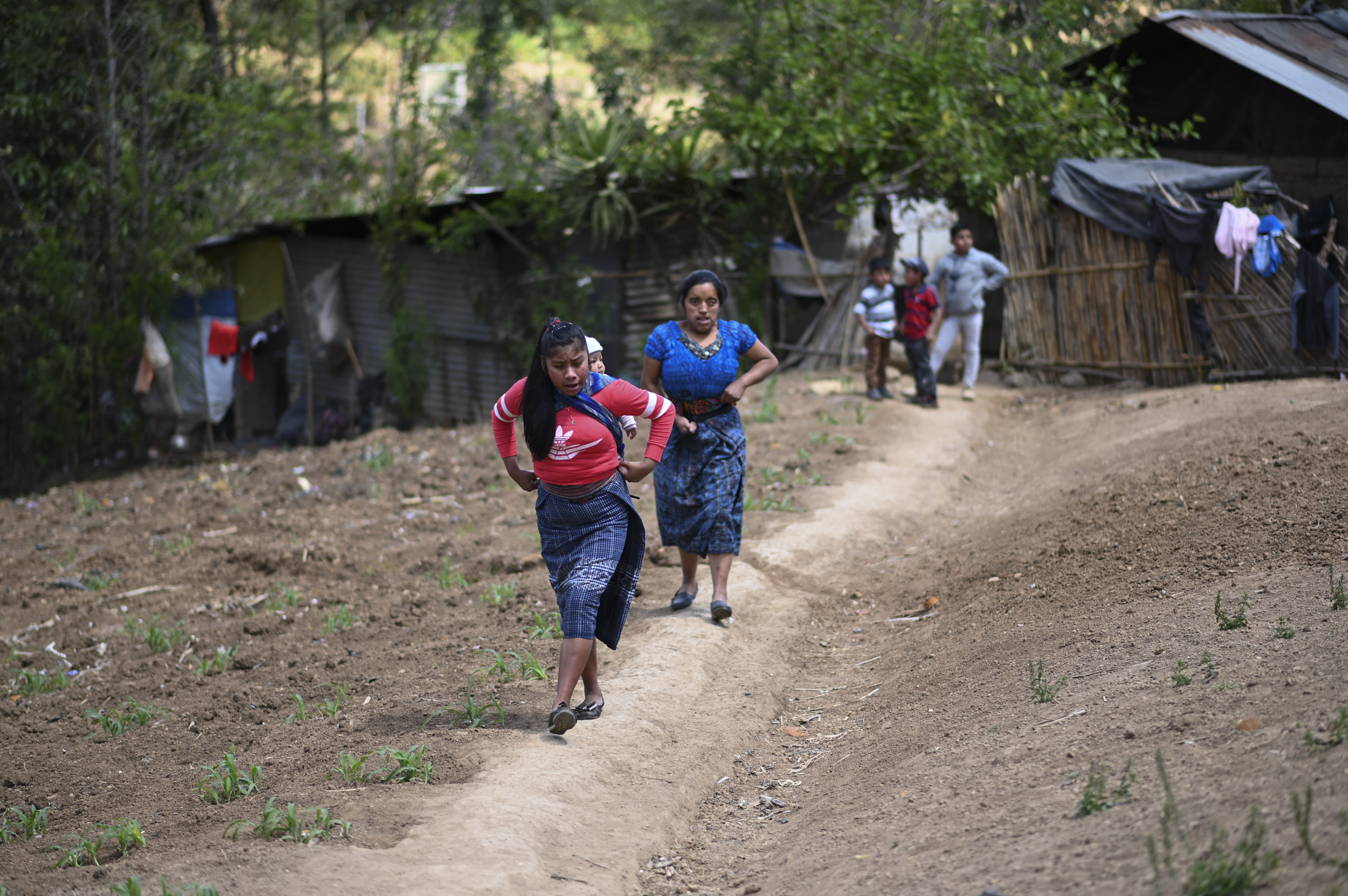 Fogva tartották az egészségügyi dolgozókat és szétzúzták az ampullákat egy guatemalai vírusszkeptikus faluban