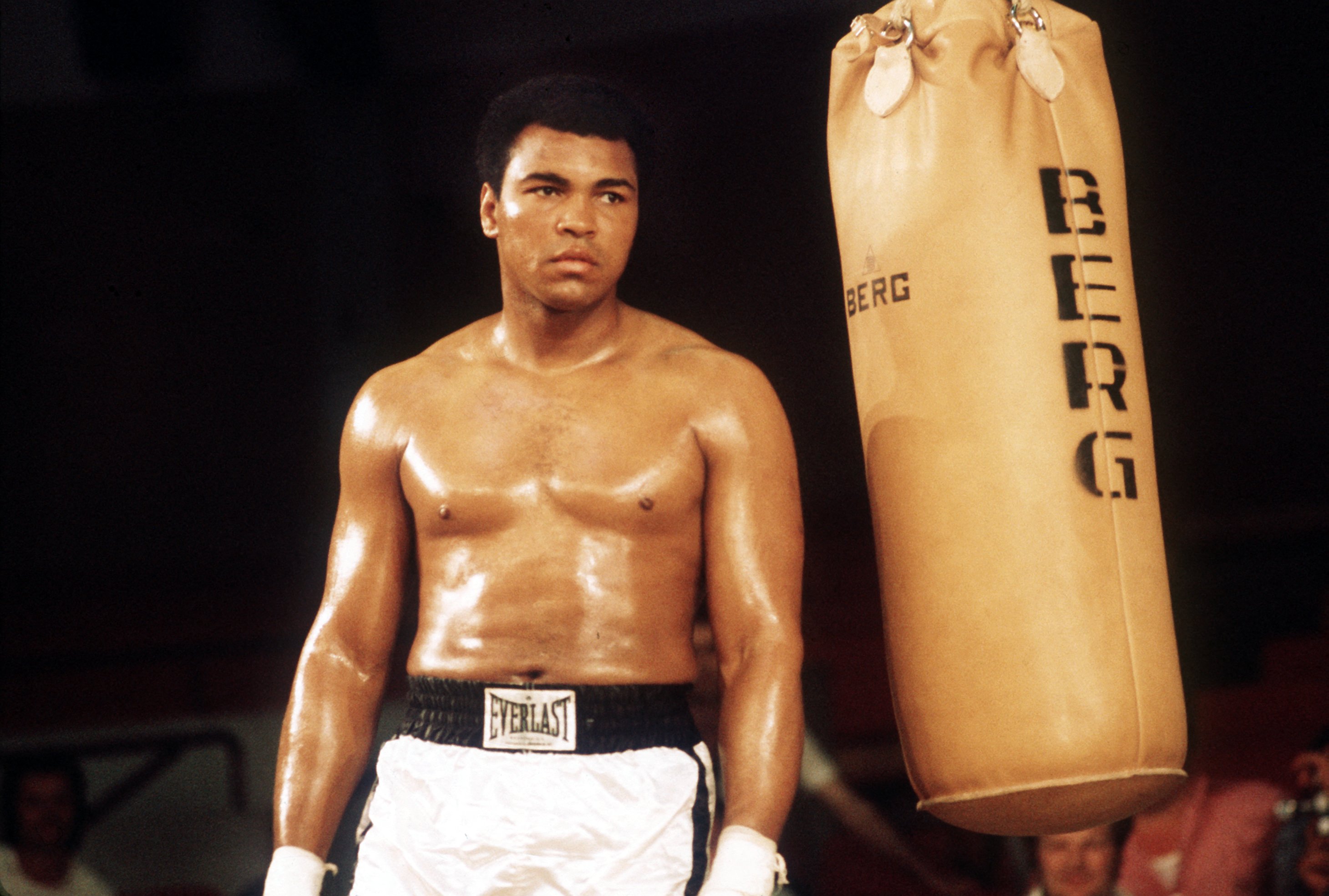 Közel egymillió dollárért keltek el Muhammad Ali rajzai