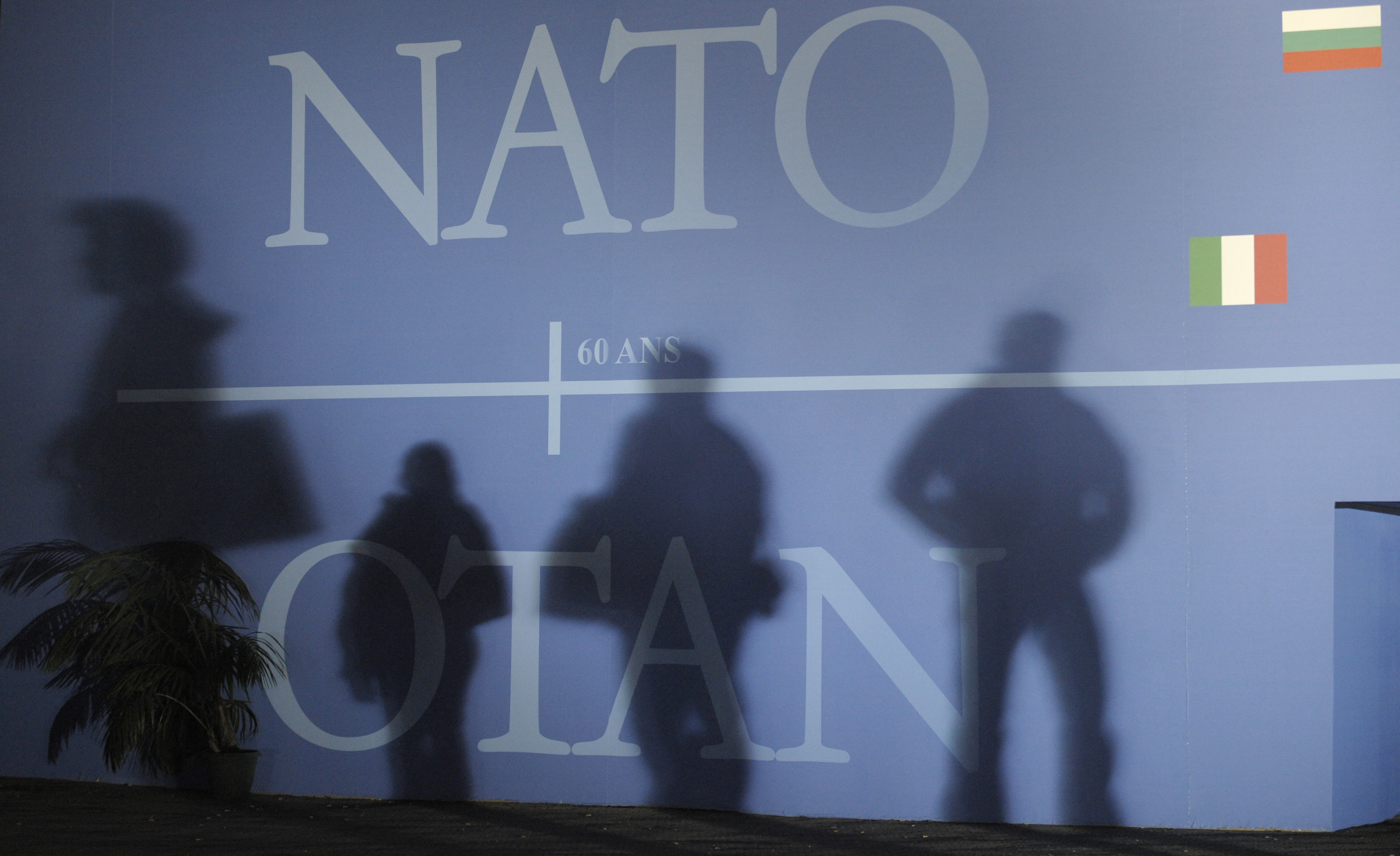 Kémnek minősített és kiutasított nyolc orosz diplomatát a NATO
